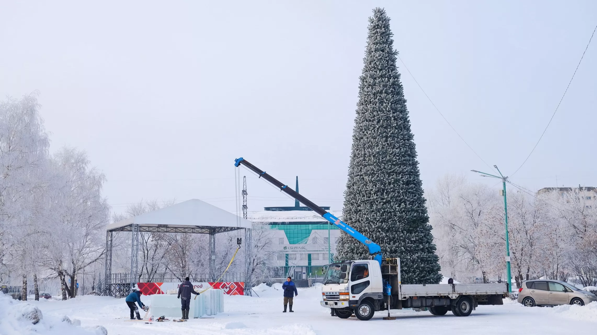 Новогодний бийск. Самый большой снежный городок. Новогодний городок горки проект 20023. Сквер Котельщиков Бийск. Снежный городок год кролика.