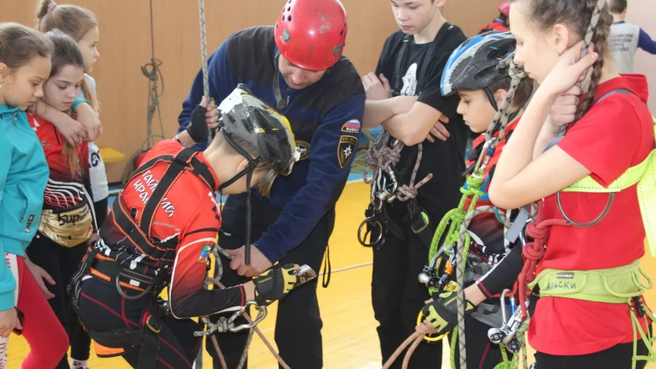 школа юного спасателя. дети спасатели. полотно спасателя. юные спасатели мчс. детские объединения юных спасателей.