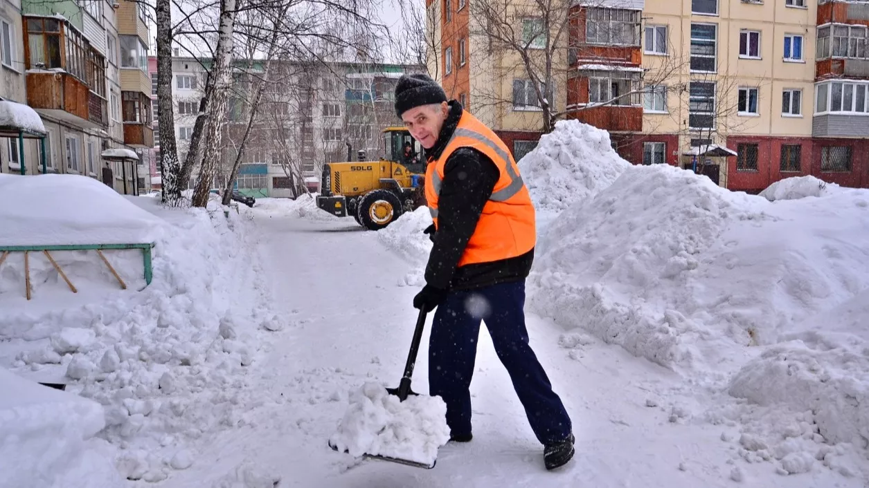 Расчистить. Зимнее благоустройство территории. Благоустройство в зимнем варианте. Придомовая территория благоустройство зима. Дворник в жилой.