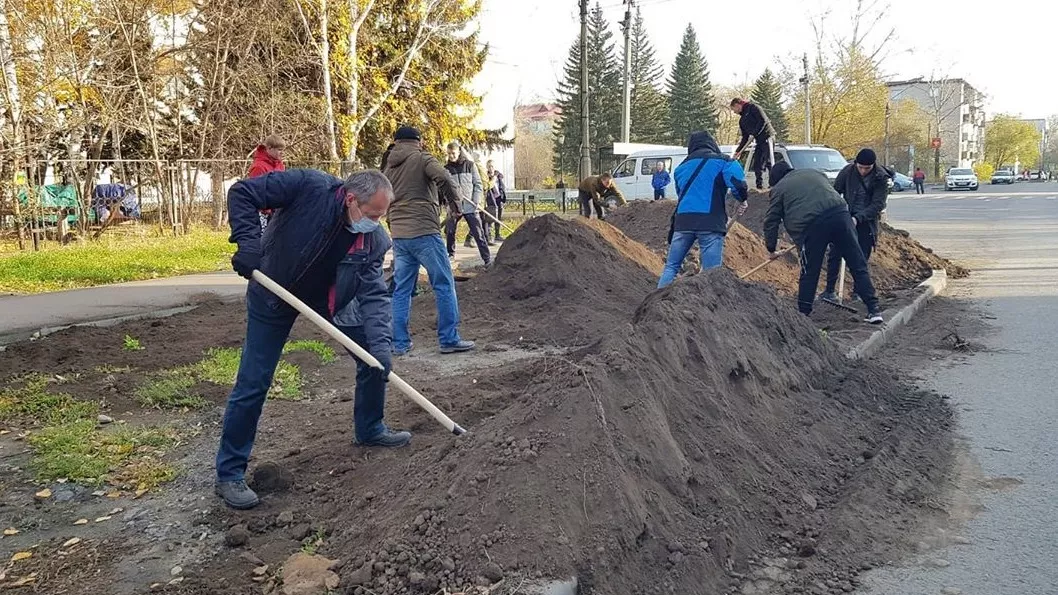 Бийский рабочий. Разрытый газон под Водоканал. Копай город Барнаул фото. Бийский рабочий фото.