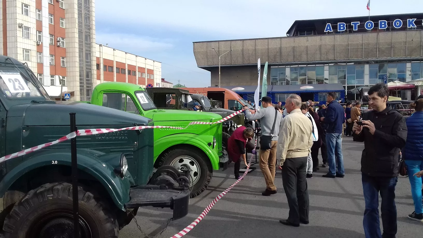 Авто бийск. Выставка ретро автомобилей в Барнауле. Выставка машин Барнаул. Ретро выставка автомобилей в бийски. Выставка машин Бийск.