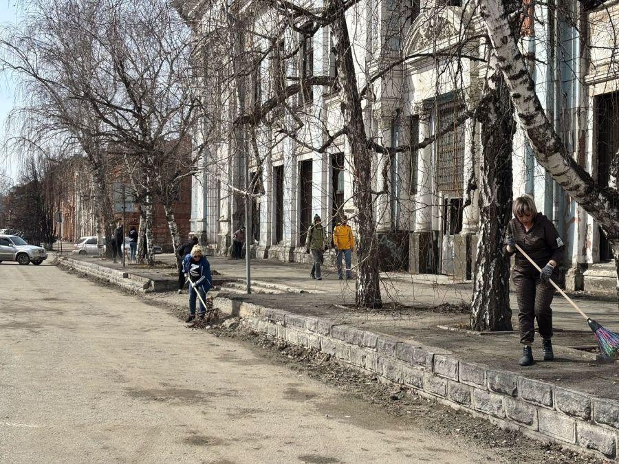 Субботник у Фирсовского пассажа. Предоставлено управлением культуры, спорта и молодежной политики