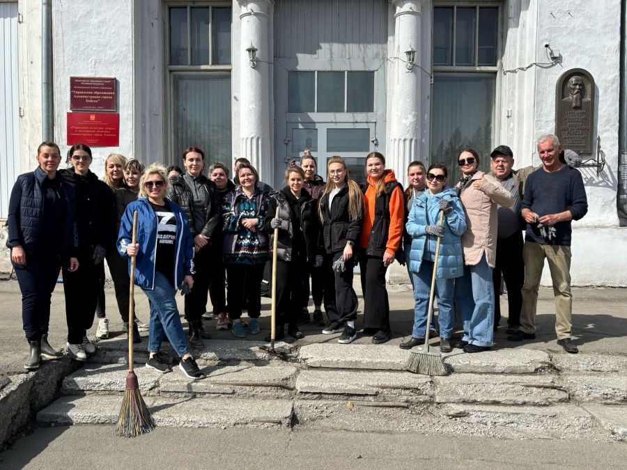 Субботник у Фирсовского пассажа. Предоставлено управлением культуры, спорта и молодежной политики
