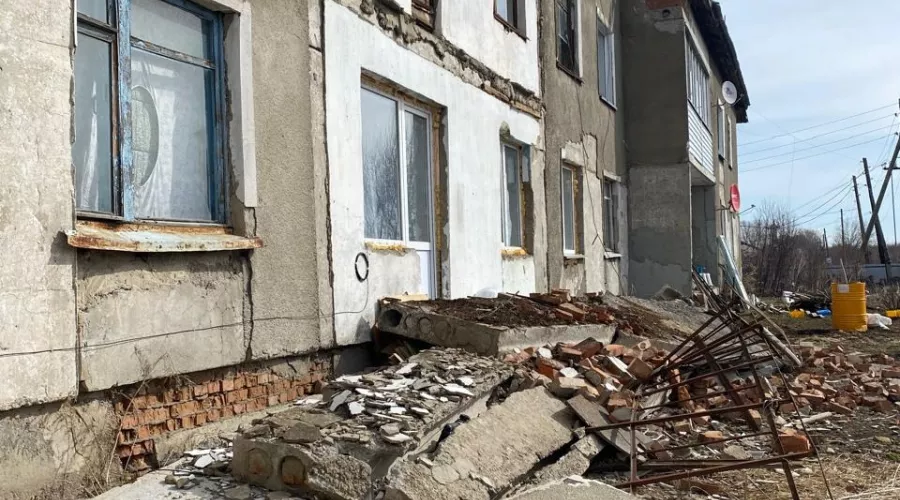 В Бийском районе в результате порыва ветра обрушился балкон жилого дома 