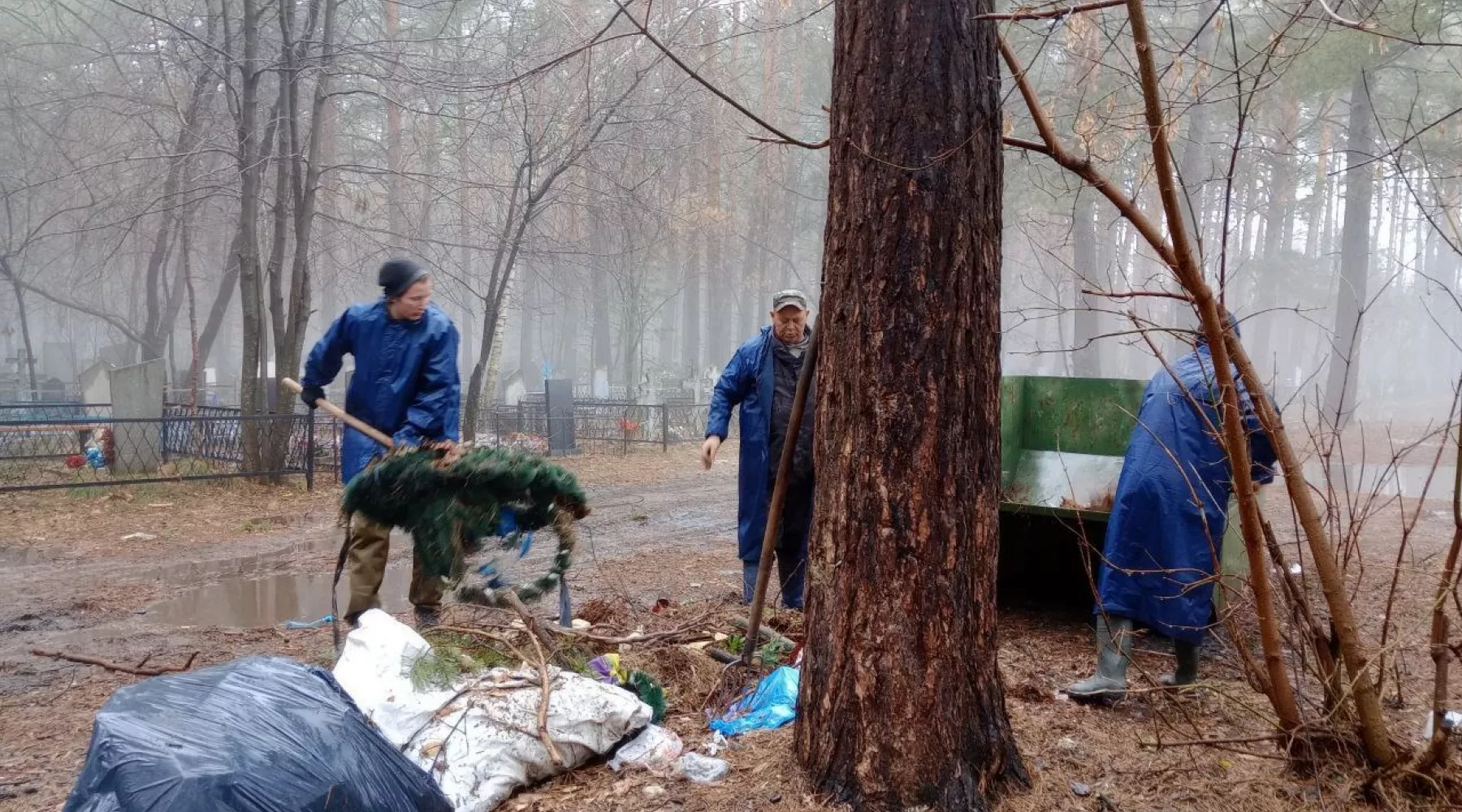 В Бийске приступили к работам по благоустройству городских кладбищ