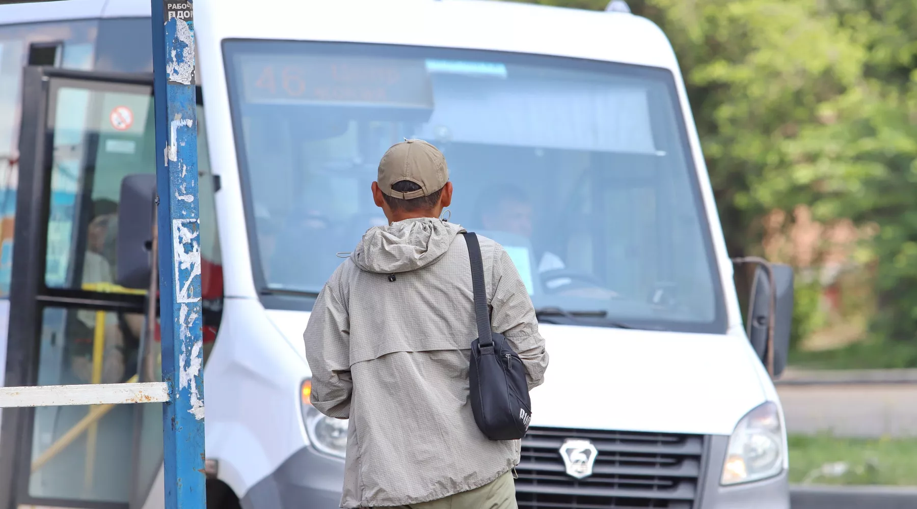 Автобус. Ожидание транспорта.