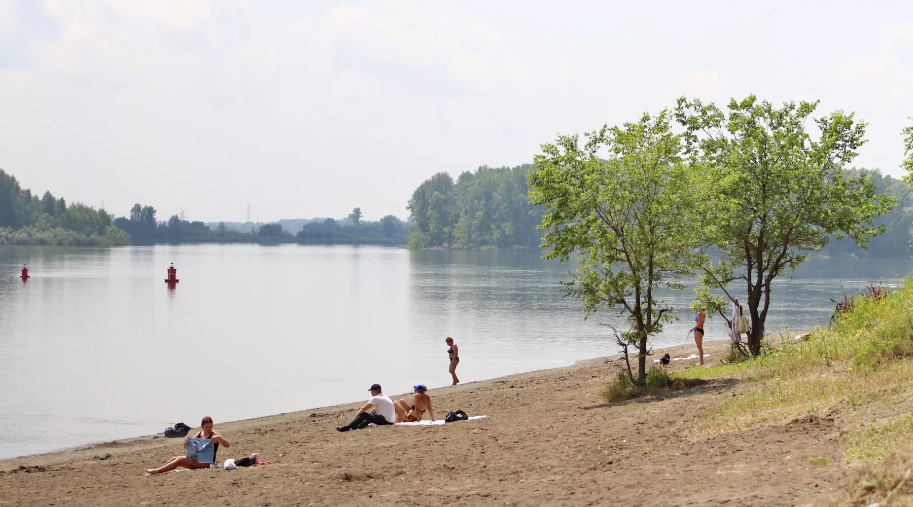 Пляж на АБ. Речка. Люди купаются