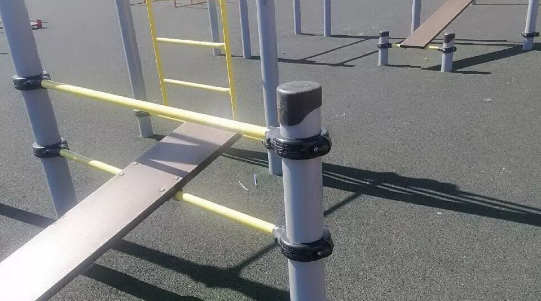 В Бийске в парке «Прибрежный» отремонтировали спортивную площадку