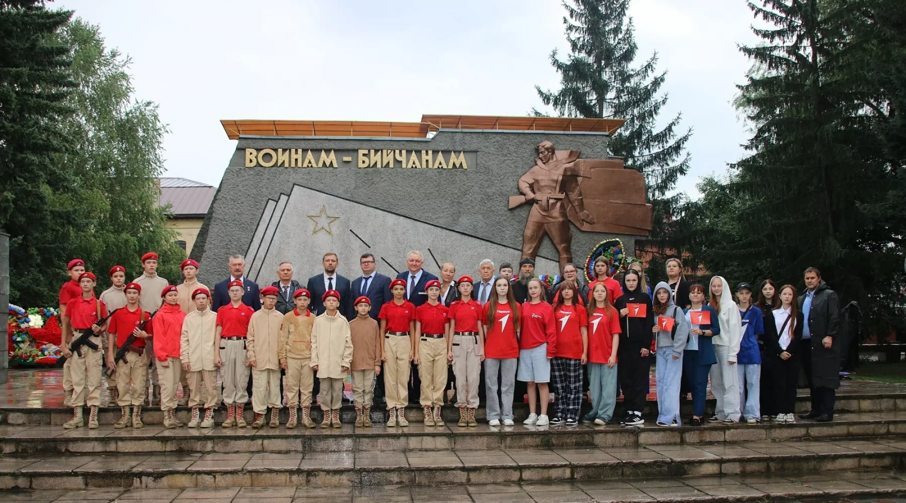 Делегация из Москвы возложила цветы к Мемориалу Славы в Бийске
