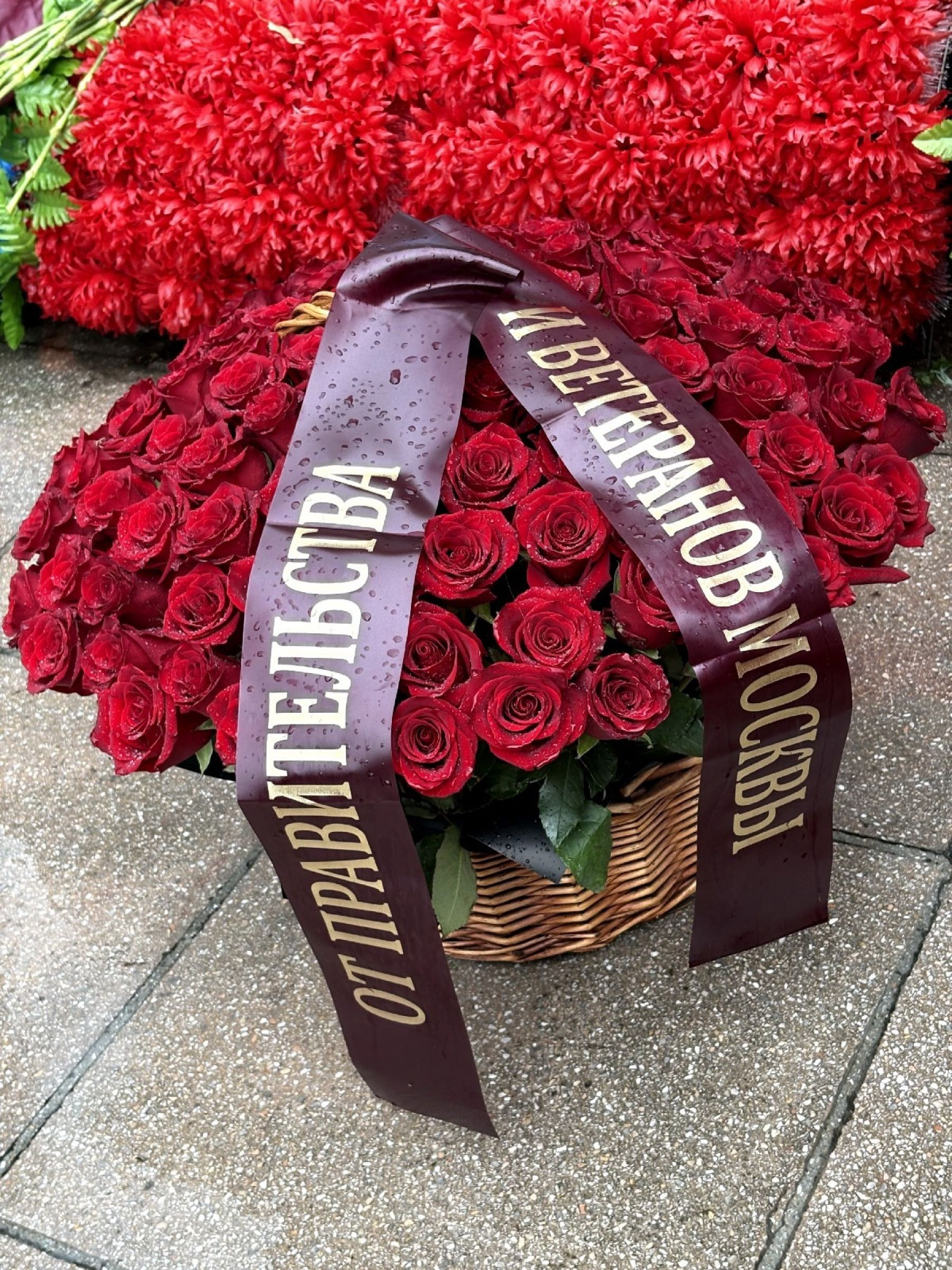 Делегация из Москвы возложила цветы к Мемориалу Славы в Бийске
