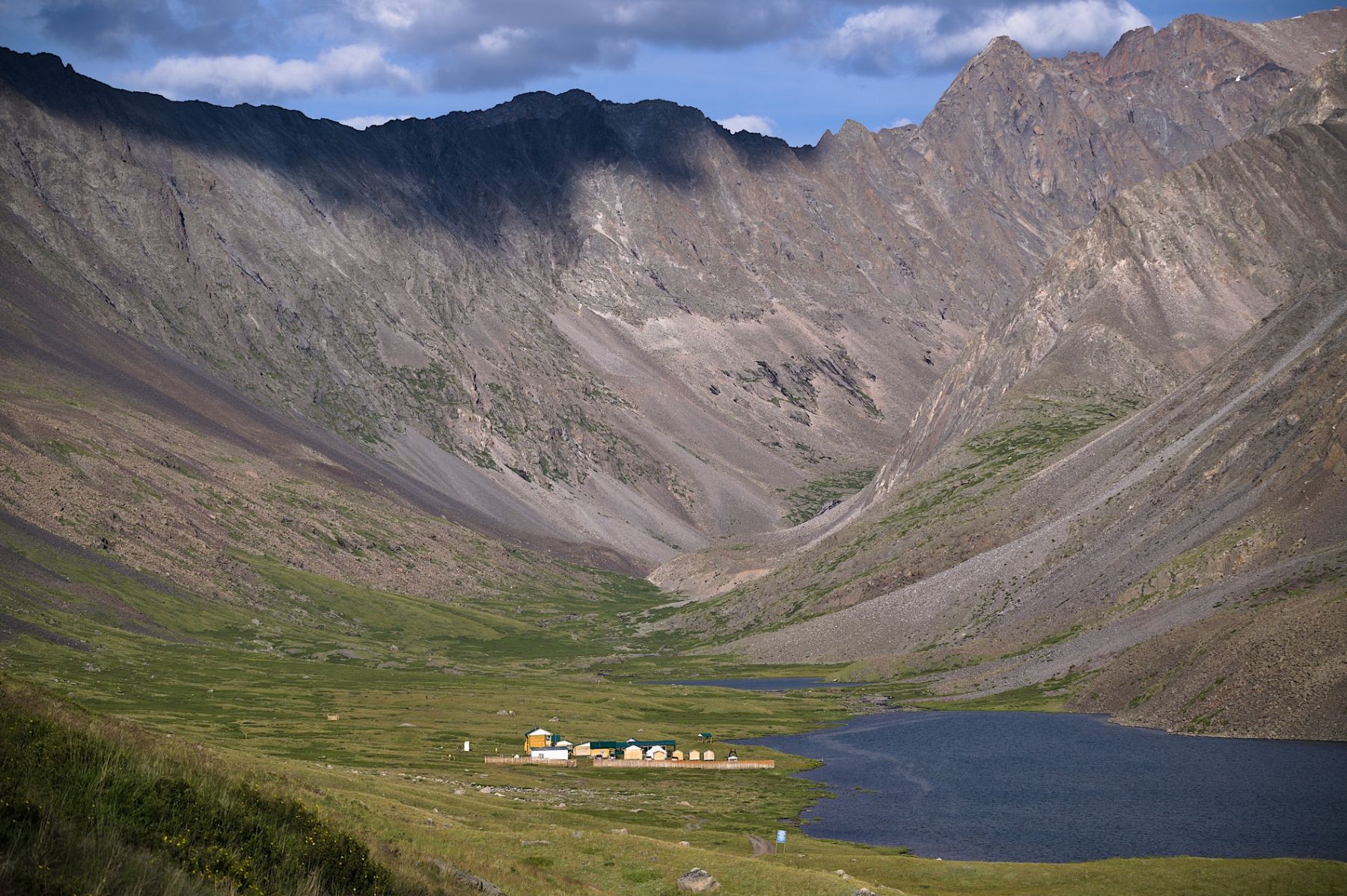 Голландец живет на окраине деревни напротив гор