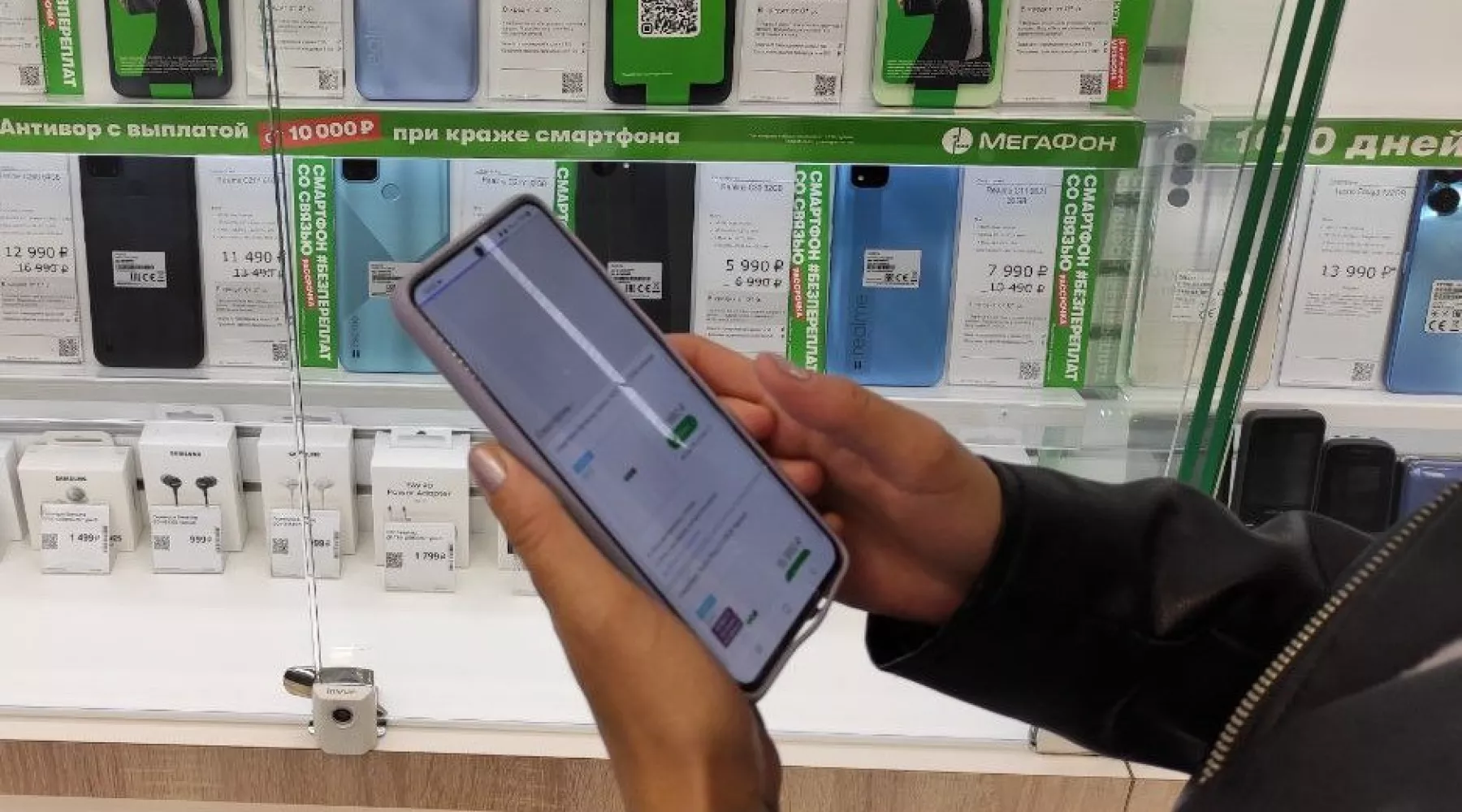 МегаФон и банк «Солидарность» упростили получение услуг связи для иностранцев