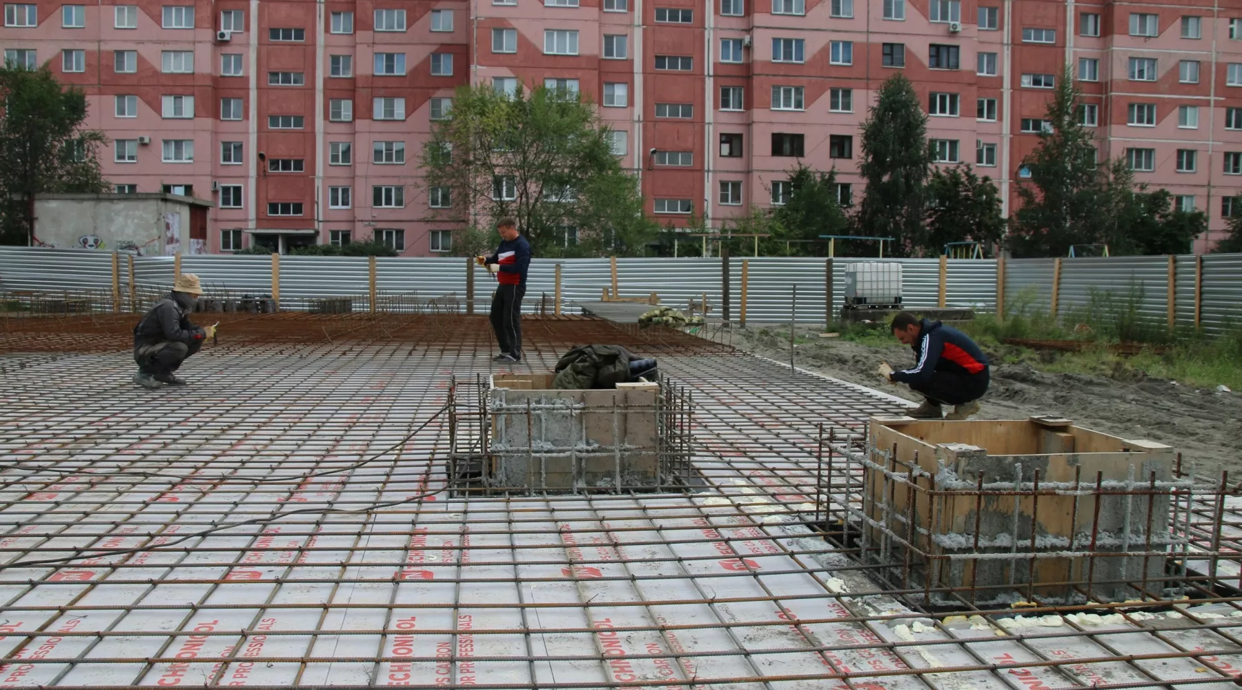 В Бийске оценили ход строительства модульного бассейна и лыжероллерной трассы