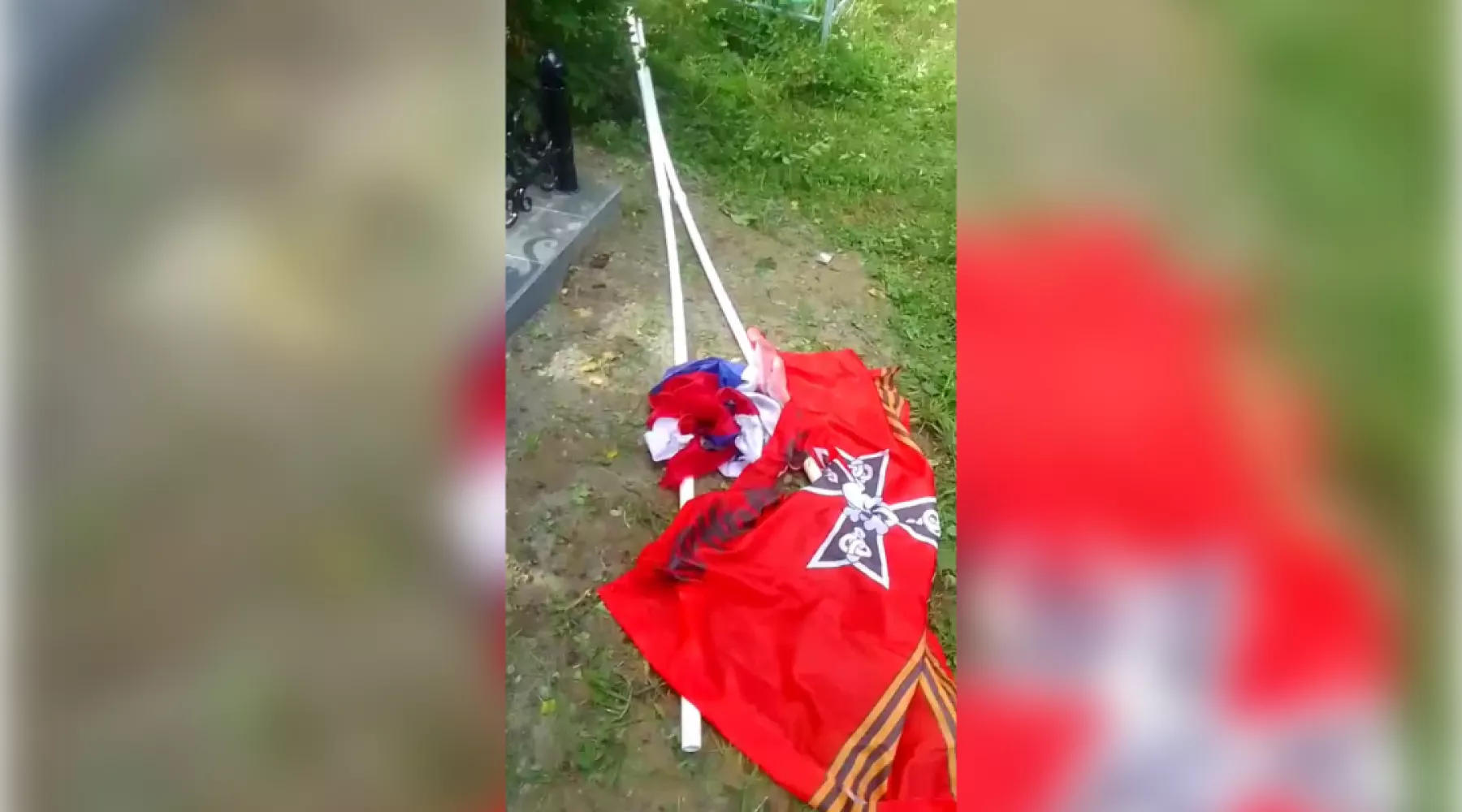 На могиле участника СВО в Алтайском крае подожгли флаги