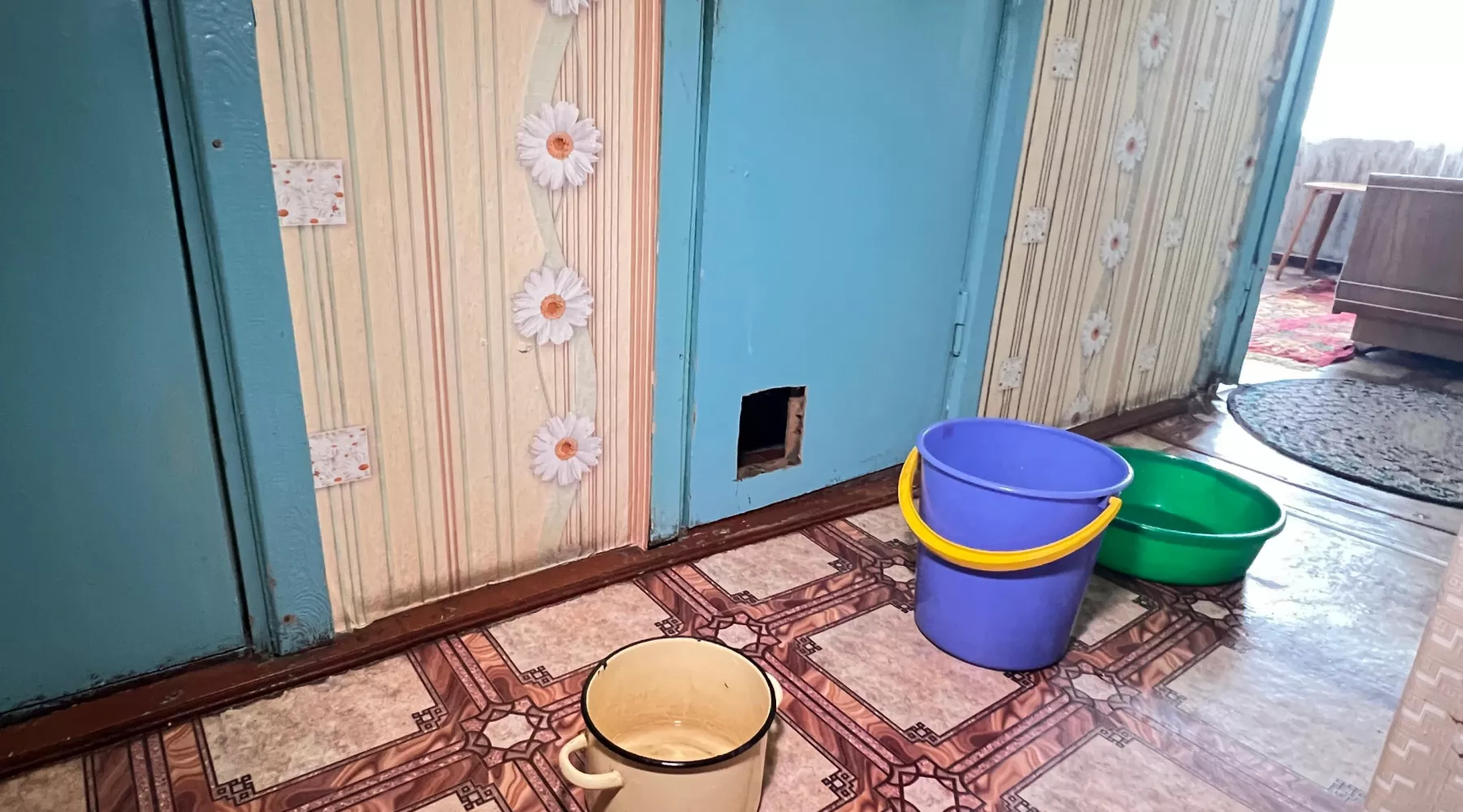 Потоп. Затопили. Затопили квартиру. Потоп в квартире. Тазики.