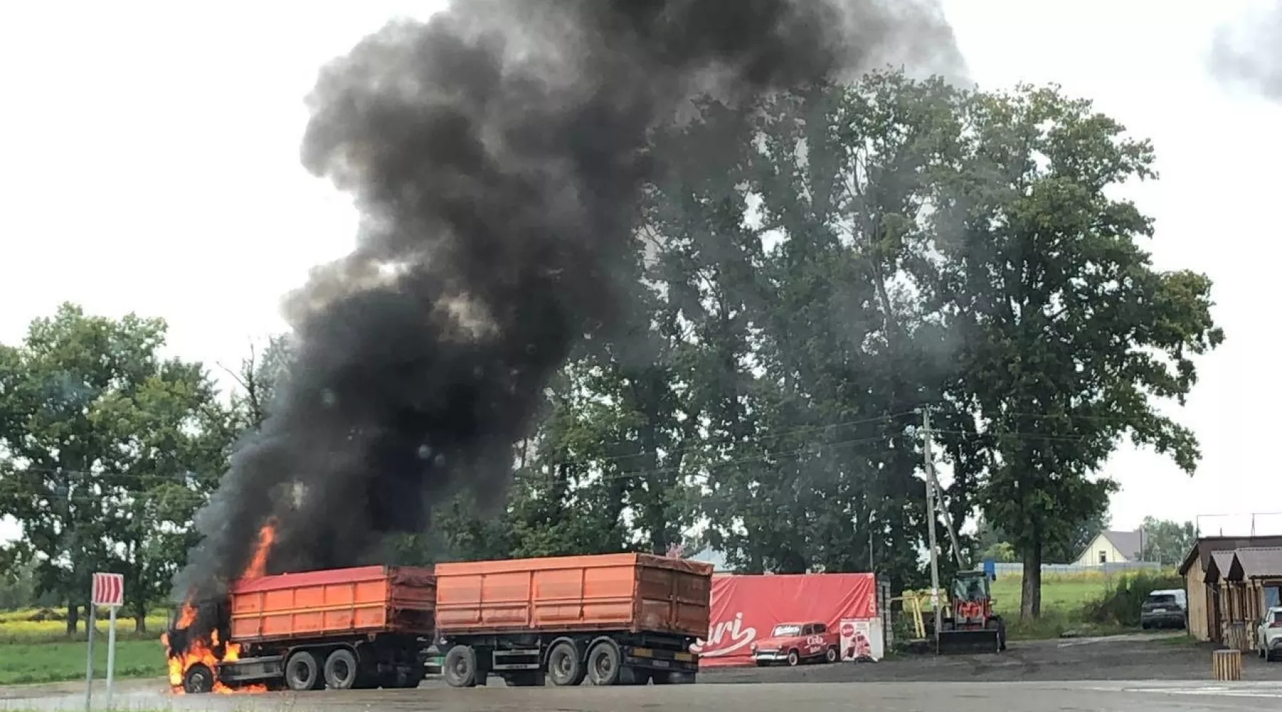 На трассе Бийск – Барнаул горист КамАЗ с прицепом