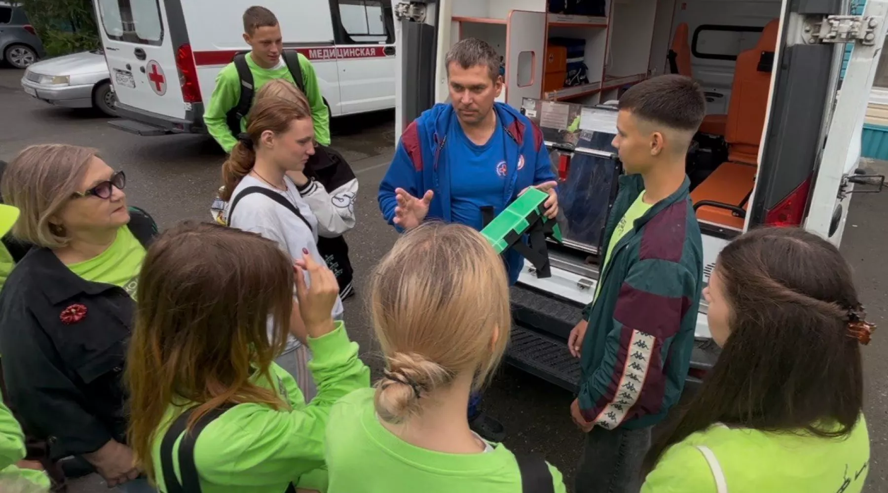 Бийским школьникам провели экскурсию по станции скорой медицинской помощи