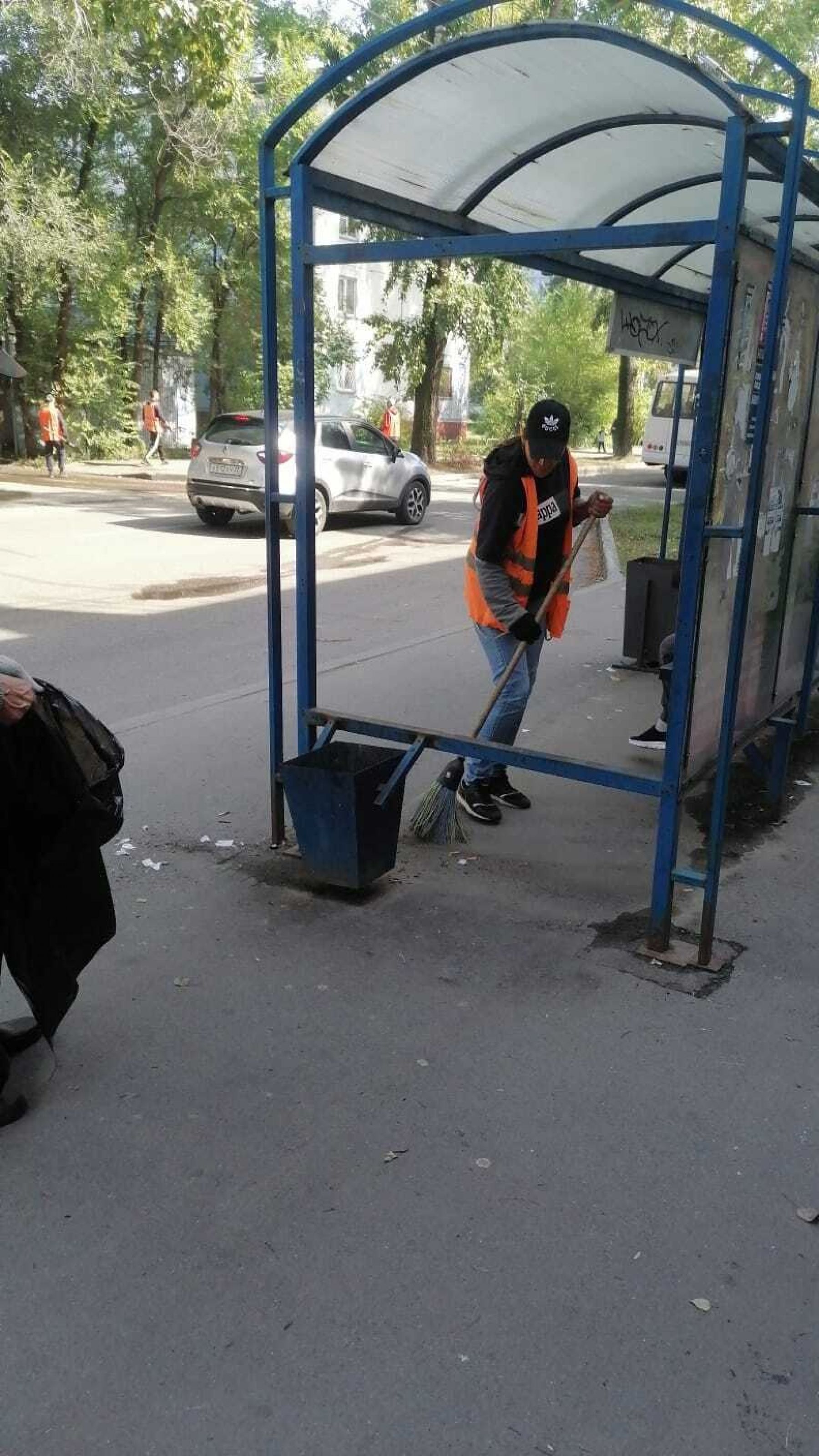 Работы по благоустройству и очистке территорий в Бийске 