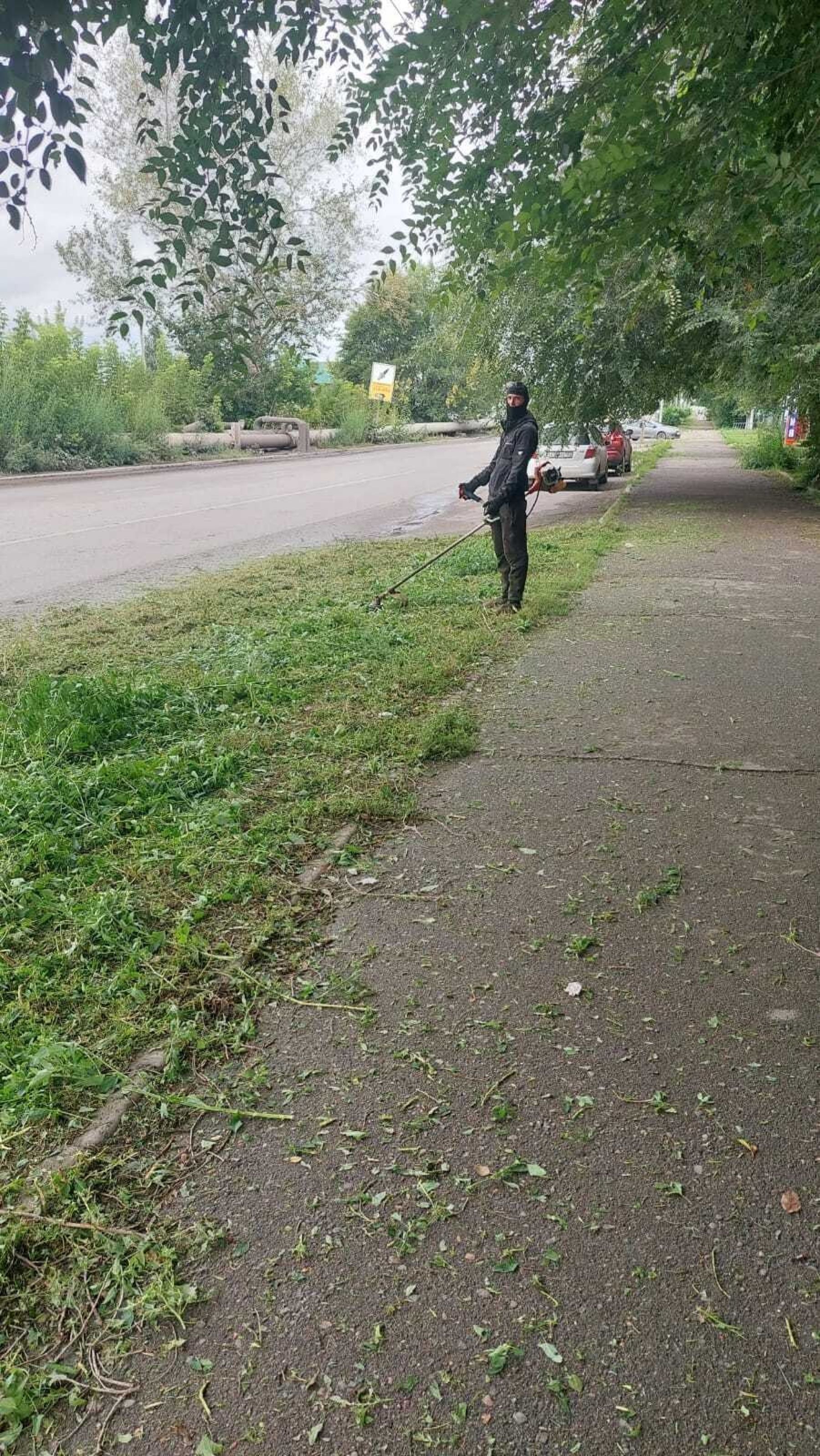 Работы по благоустройству и очистке территорий в Бийске 