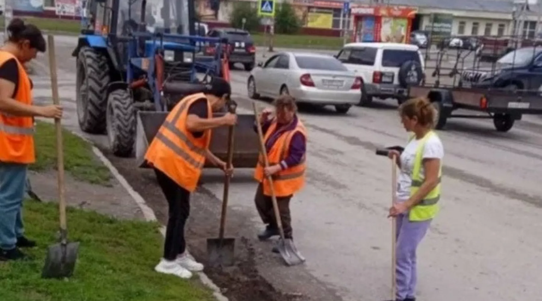 Работы по благоустройству и очистке территорий в Бийске 