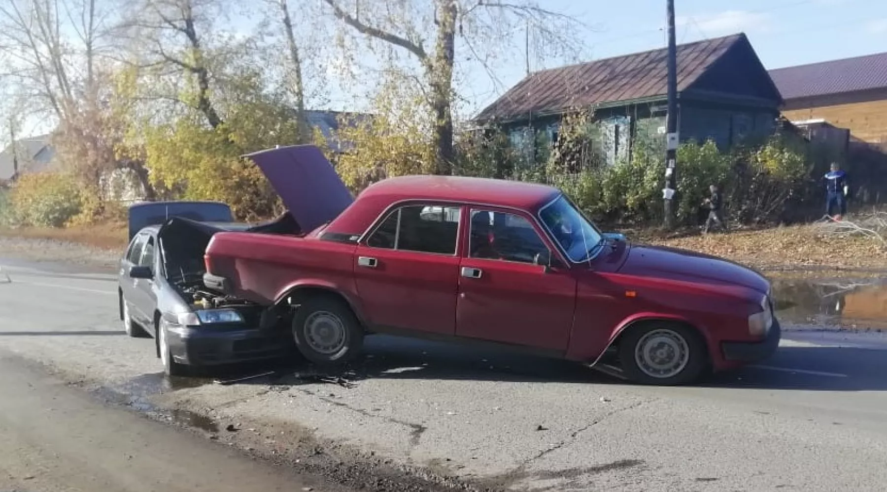 Одна легковушка оказалась на другой в результате ДТП в Бийске 