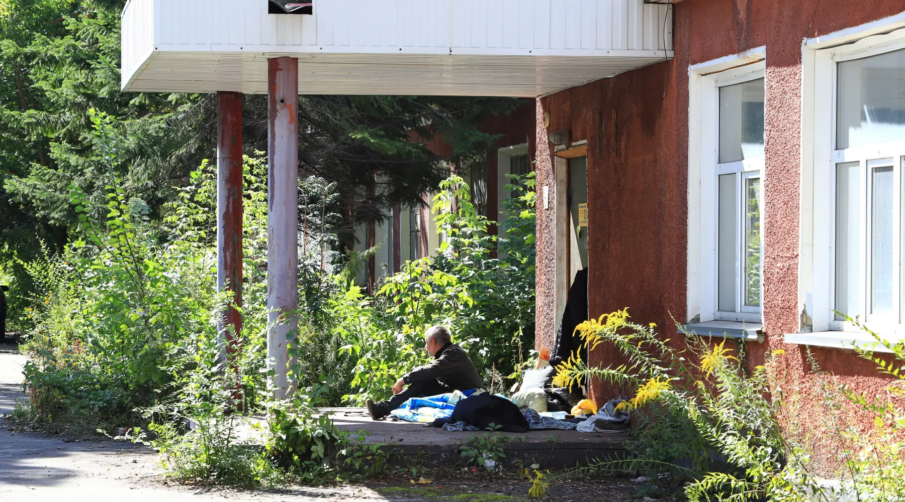 На крыльце бывшего сахарного завода поселились бомжи
