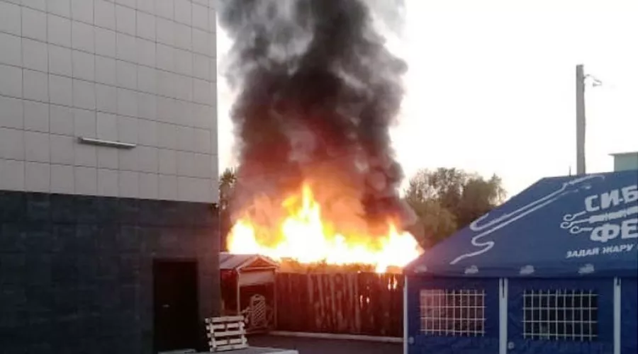 Сильный пожар произошел в Бийске у бизнес-центра &quot;Оскар&quot; 
