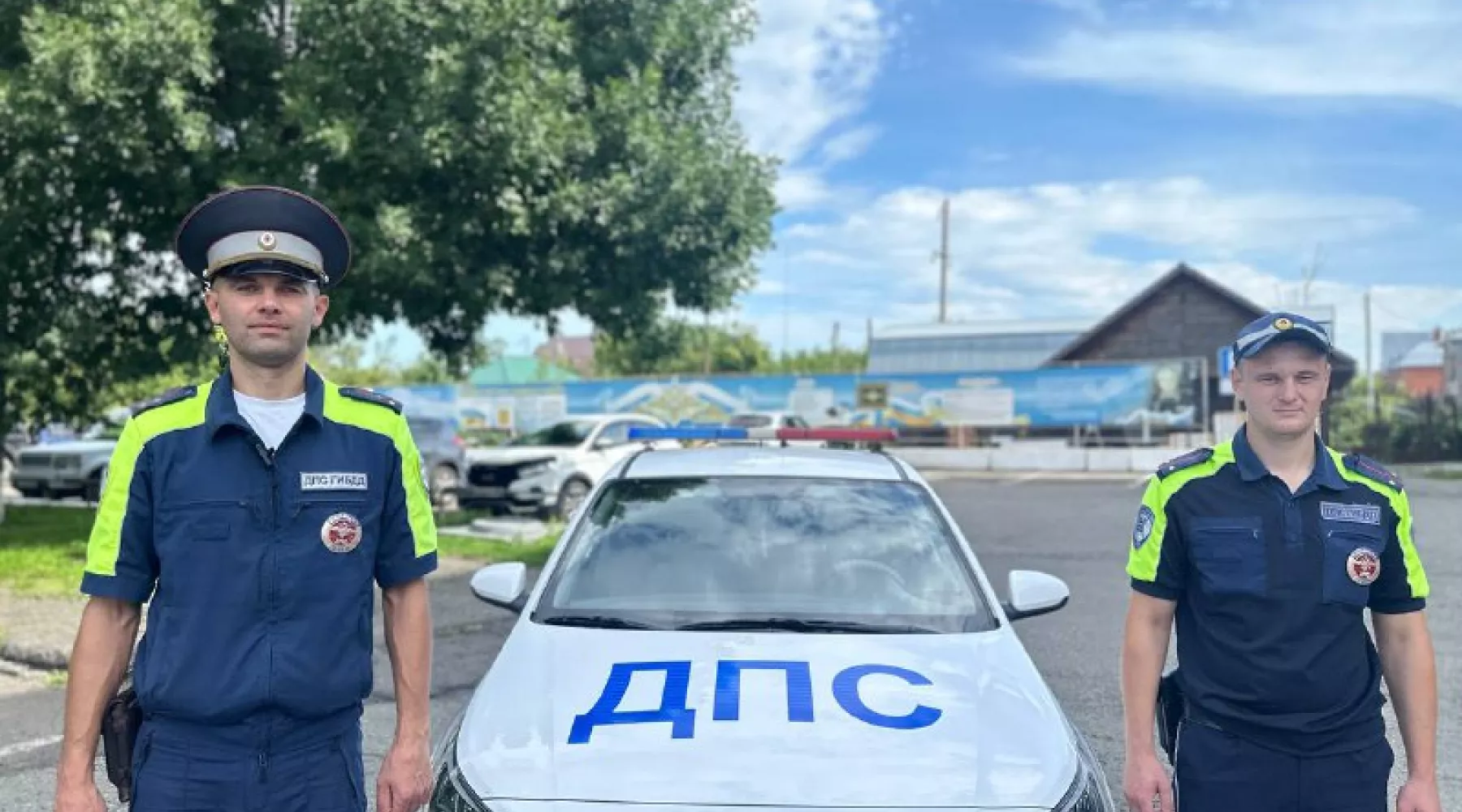 В центре Бийска полицейские помогли потушить горящую «Газель».