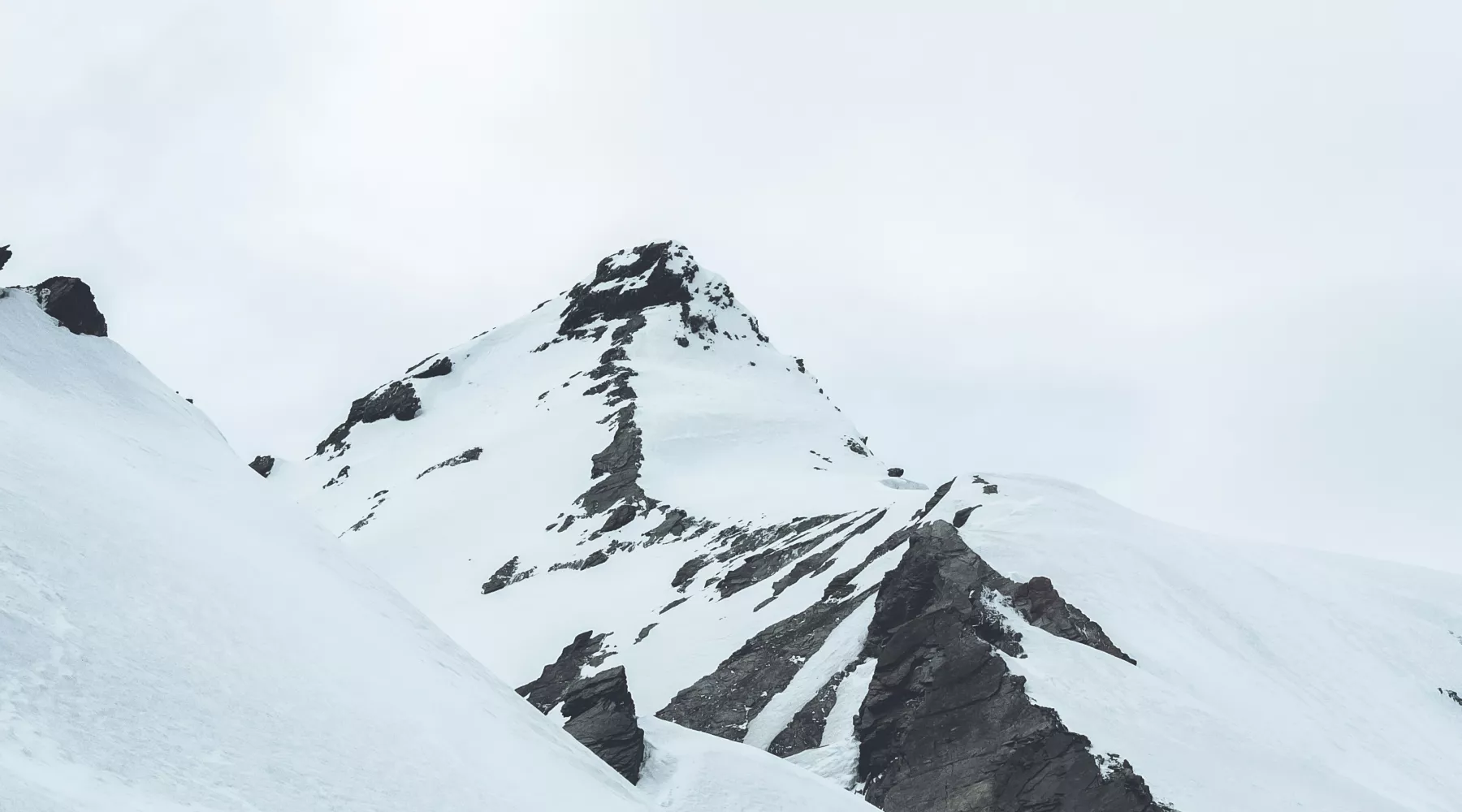 Гора. Снежная гора. Снег