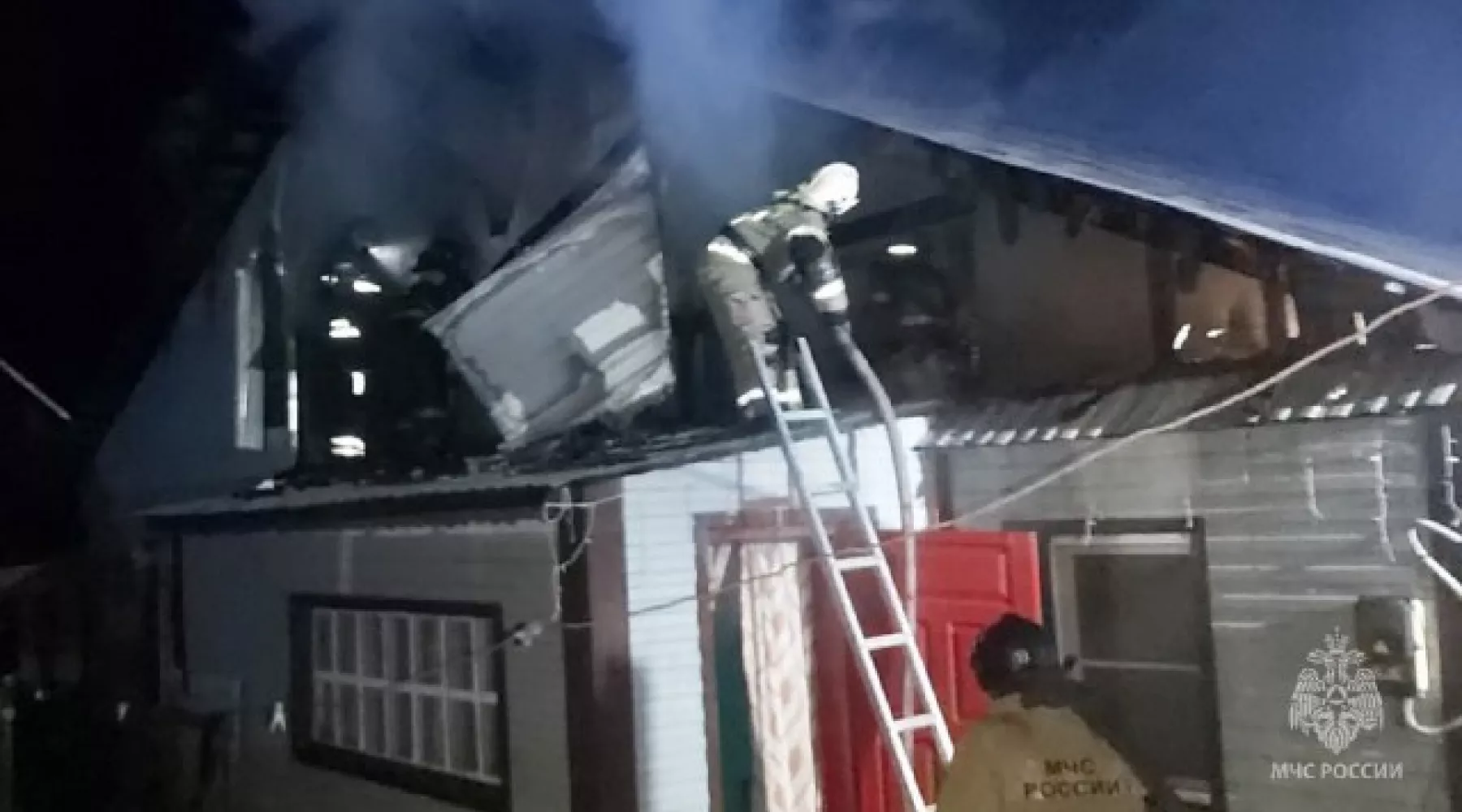 В Бийске произошел крупный пожар в частном доме на ул. Каховская