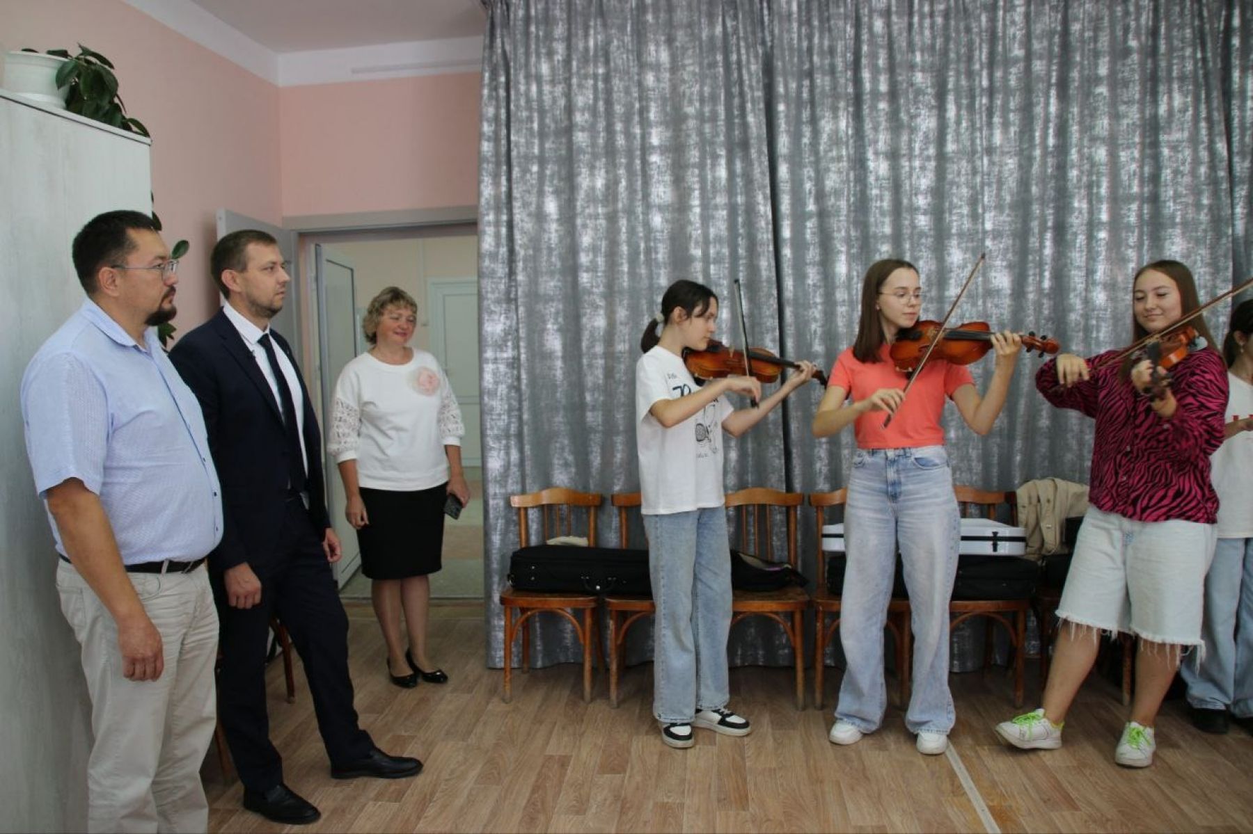 Ансамбли скрипачей - постоянные участники ярких городских событий