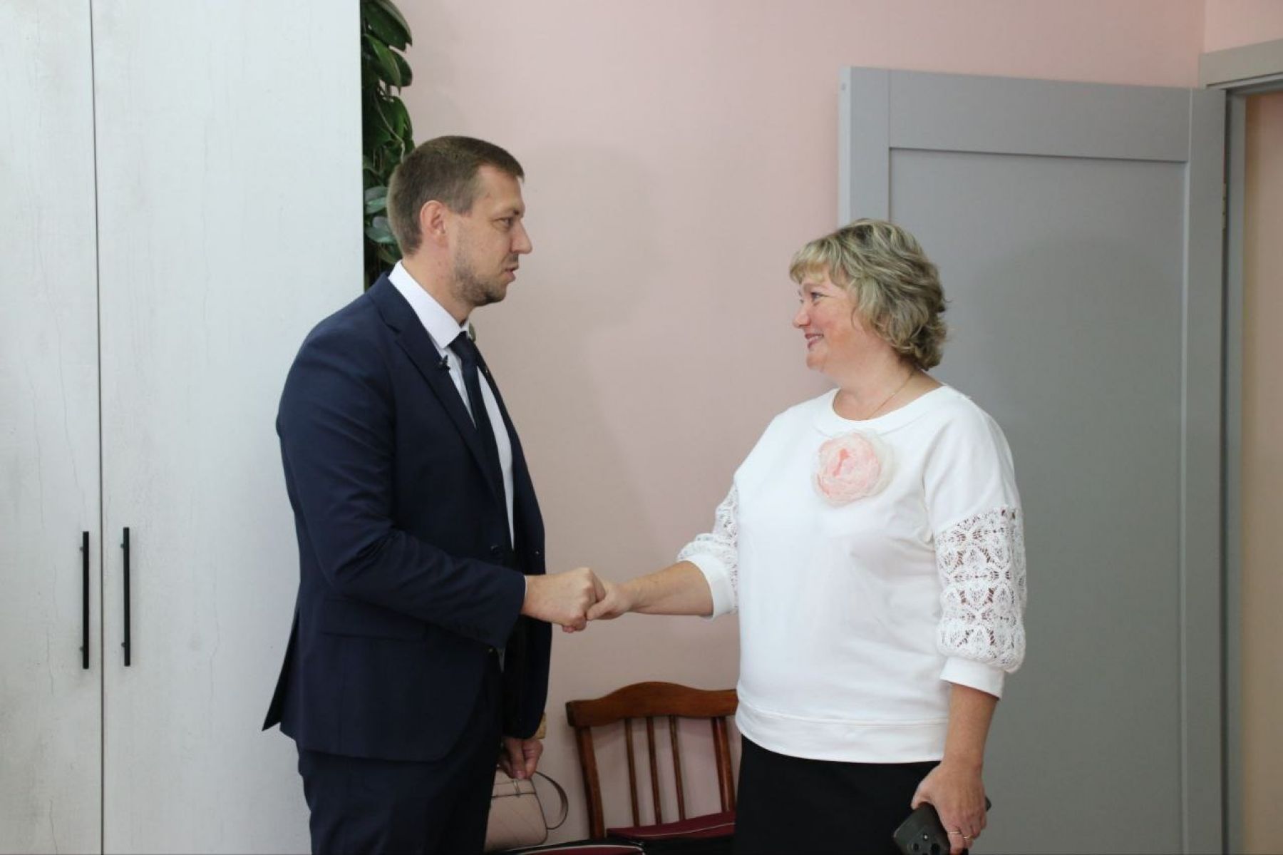 Виктор Щигрев поздравляет с открытием школы после ремонта Светлану Фугутову