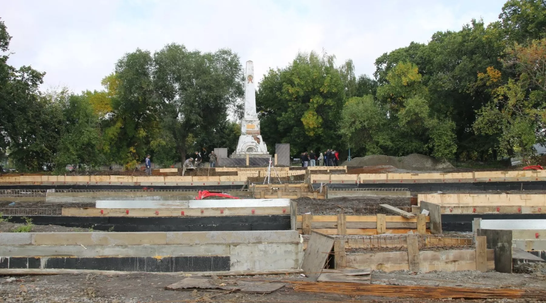 Работы в сквере Фомченко в Бийске 