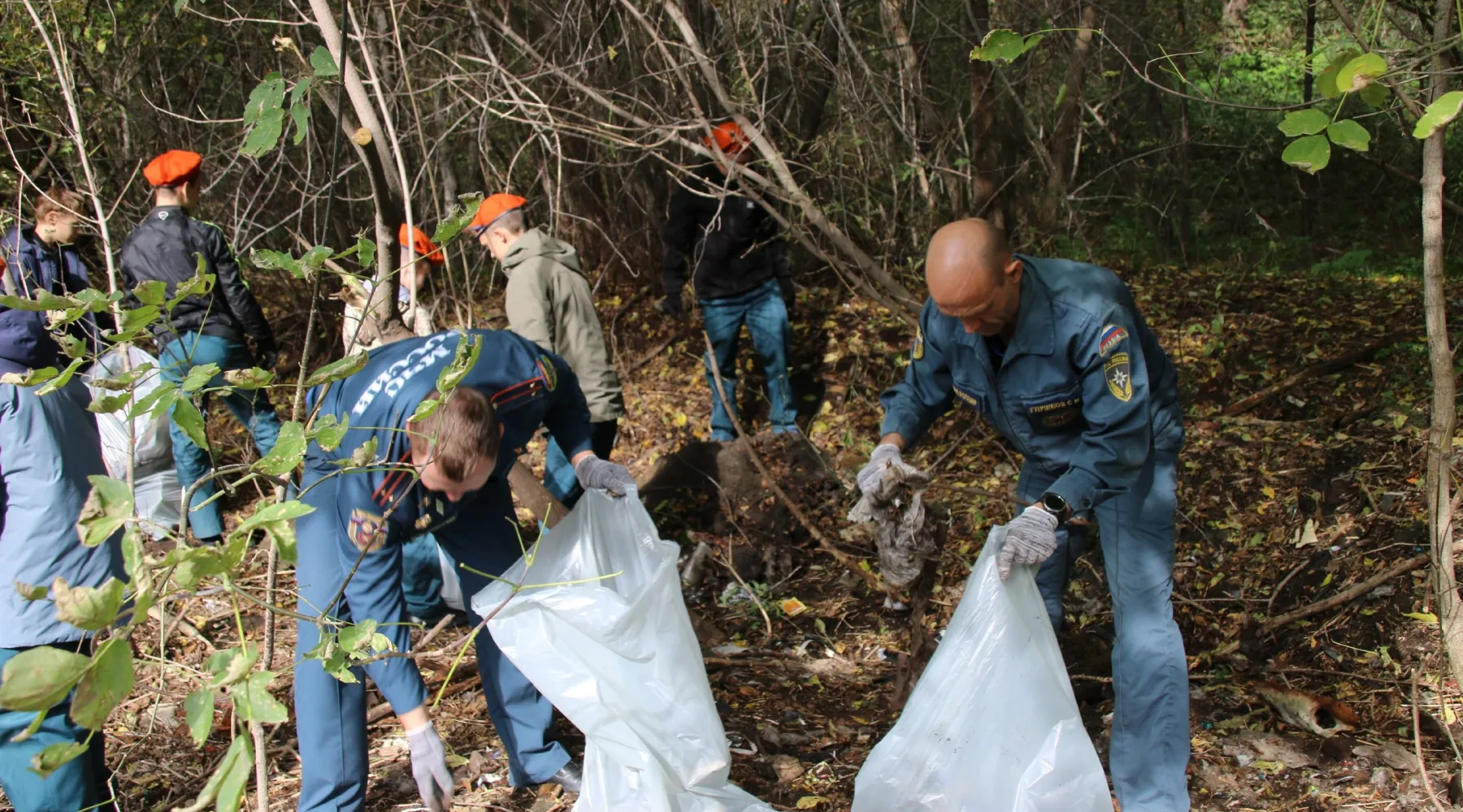 Сотрудники МЧС привели в порядок трассу здоровья в лесопарковой зоне квартала АБ