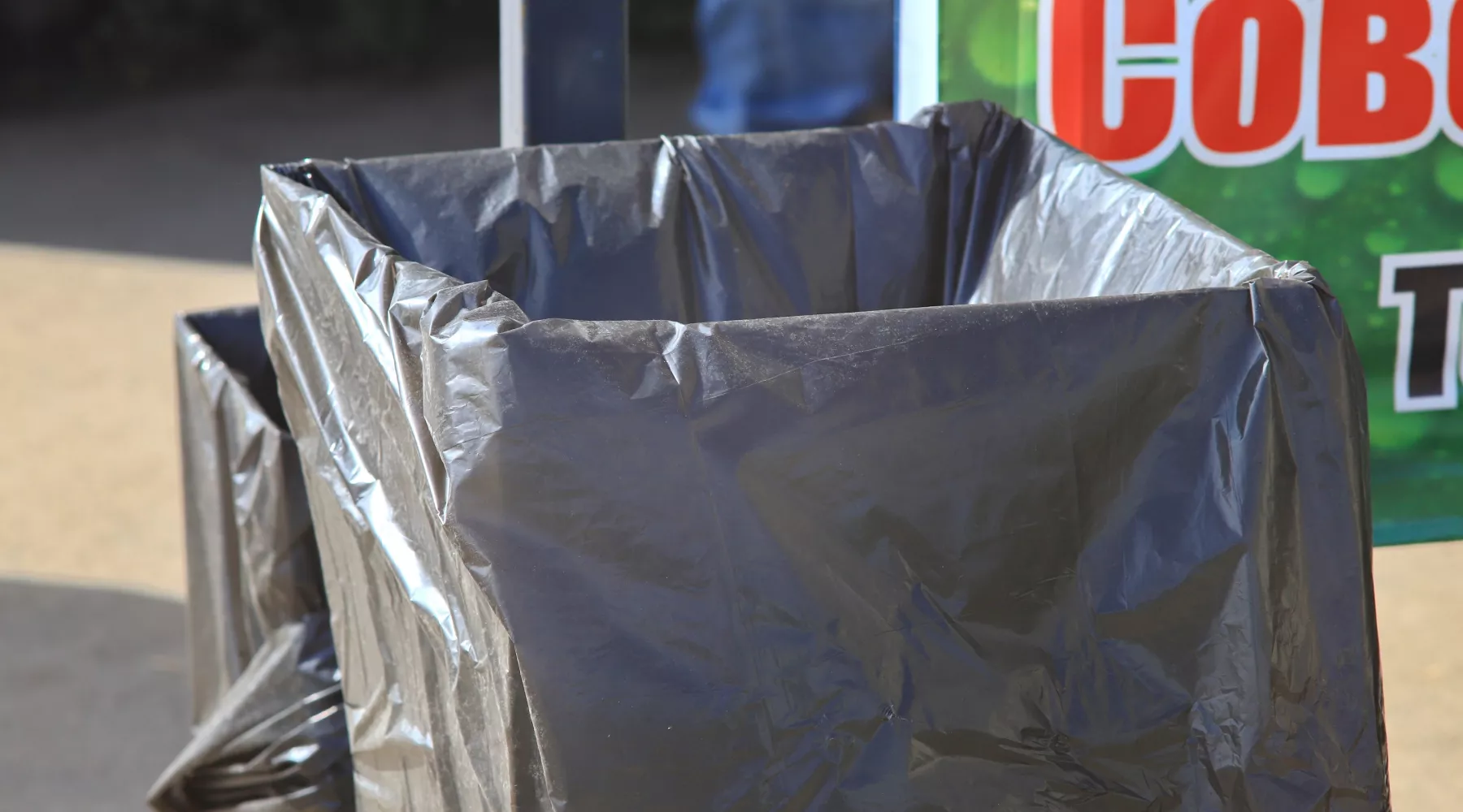 Уборка мусора на остановочных павильонах Бийска