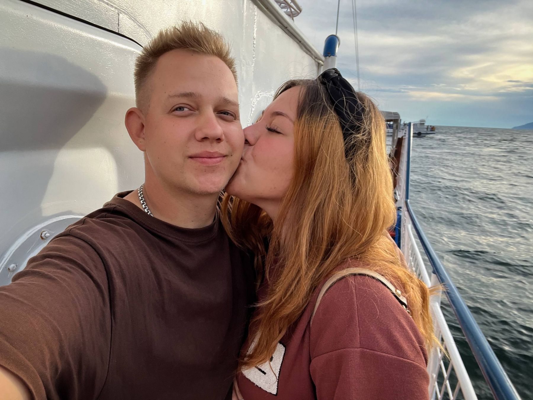 Илья Пятков и Даяна Шляева отправились на водную прогулку по Байкалу