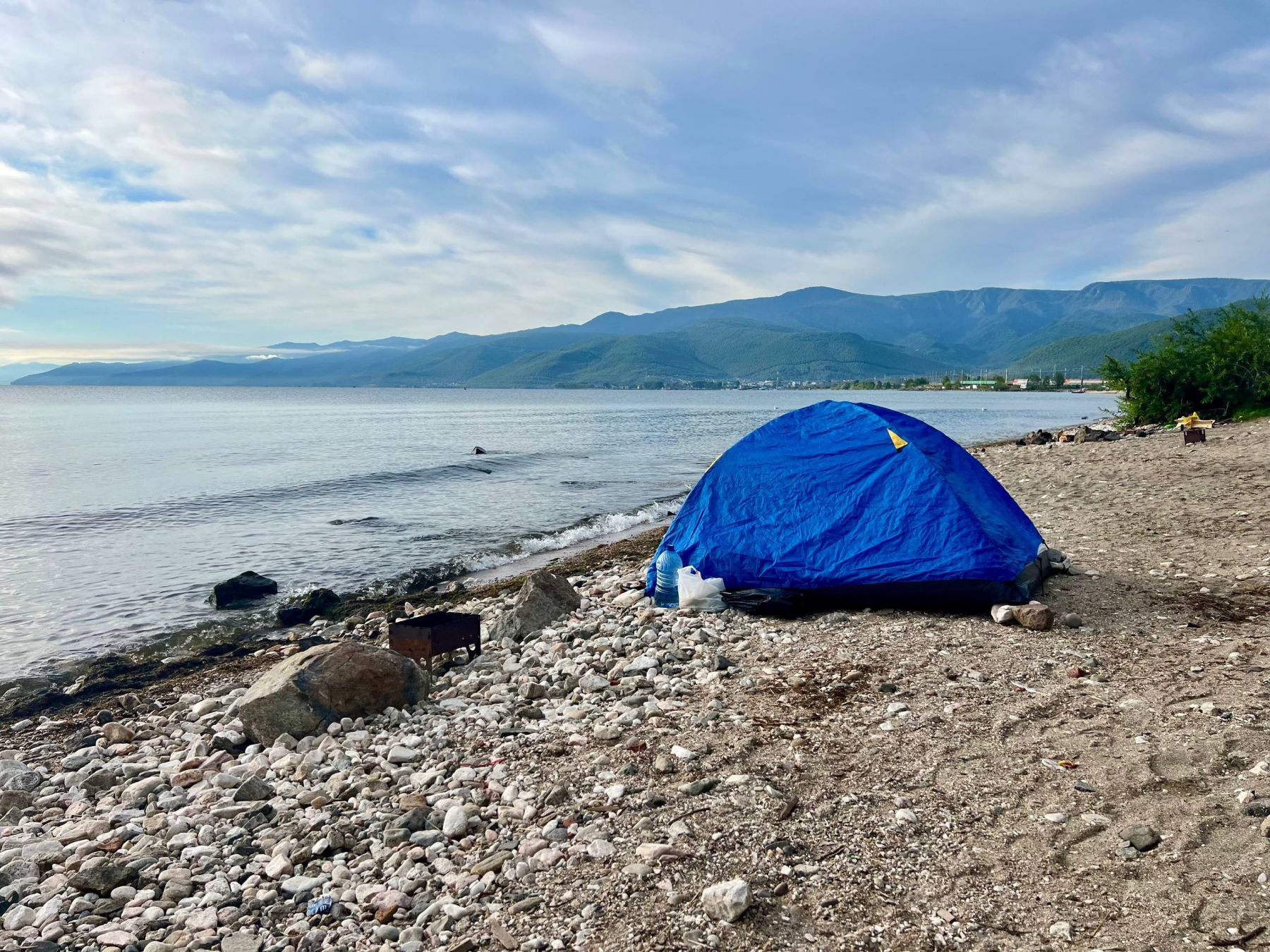 Ребята ночевали в палатке на берегу озера