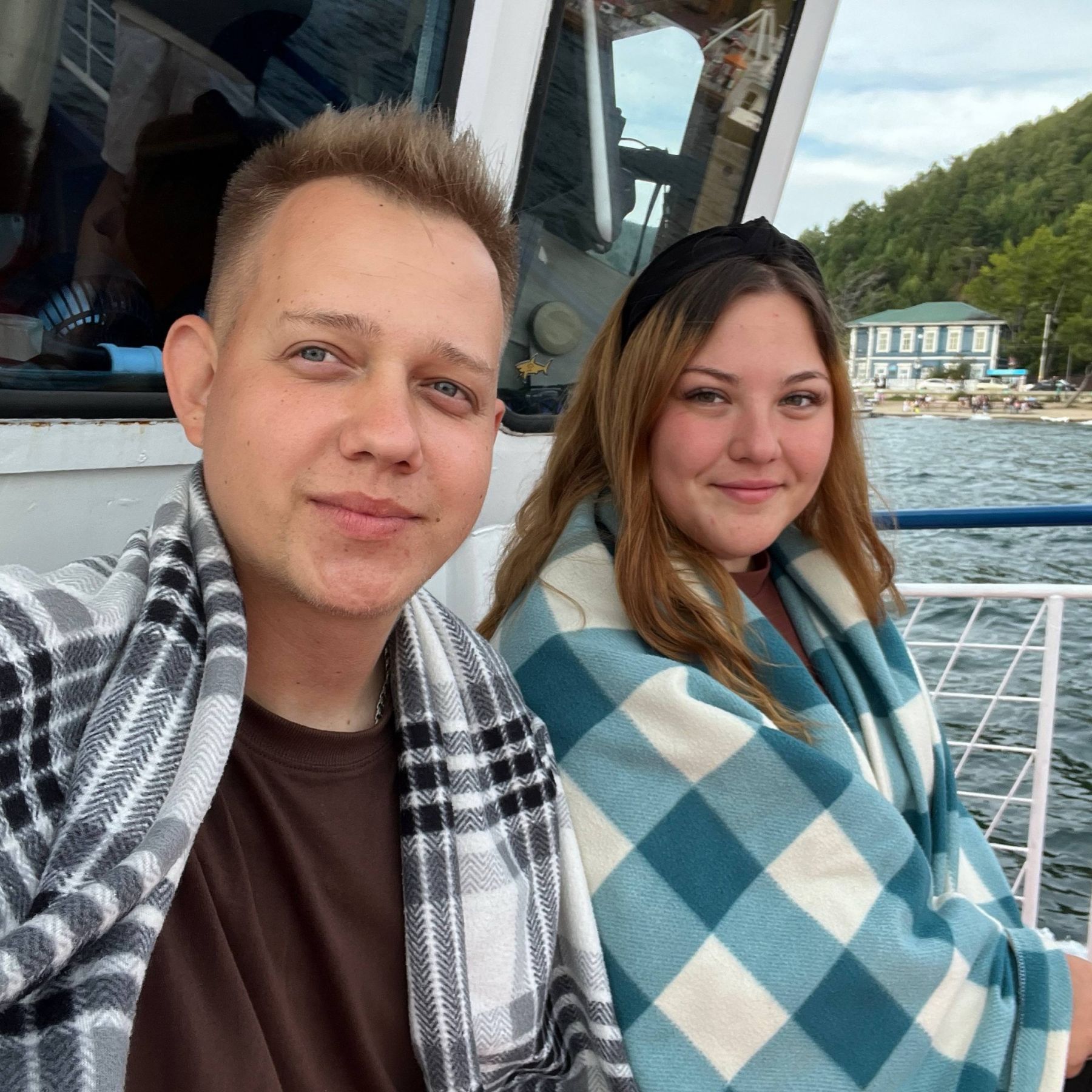 Часовая прогулка на корабле обошлась ребятам всего в тысячу рублей с человека