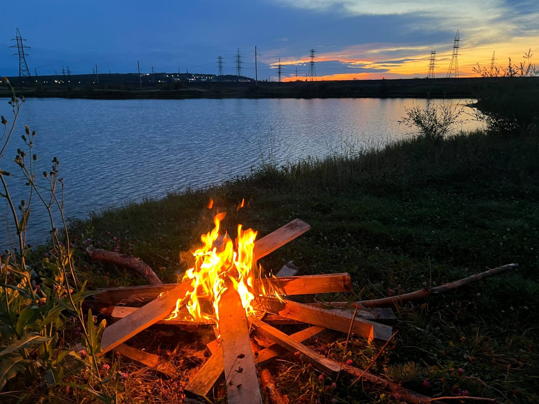 Вечерами на костре ребята готовили себе ужин