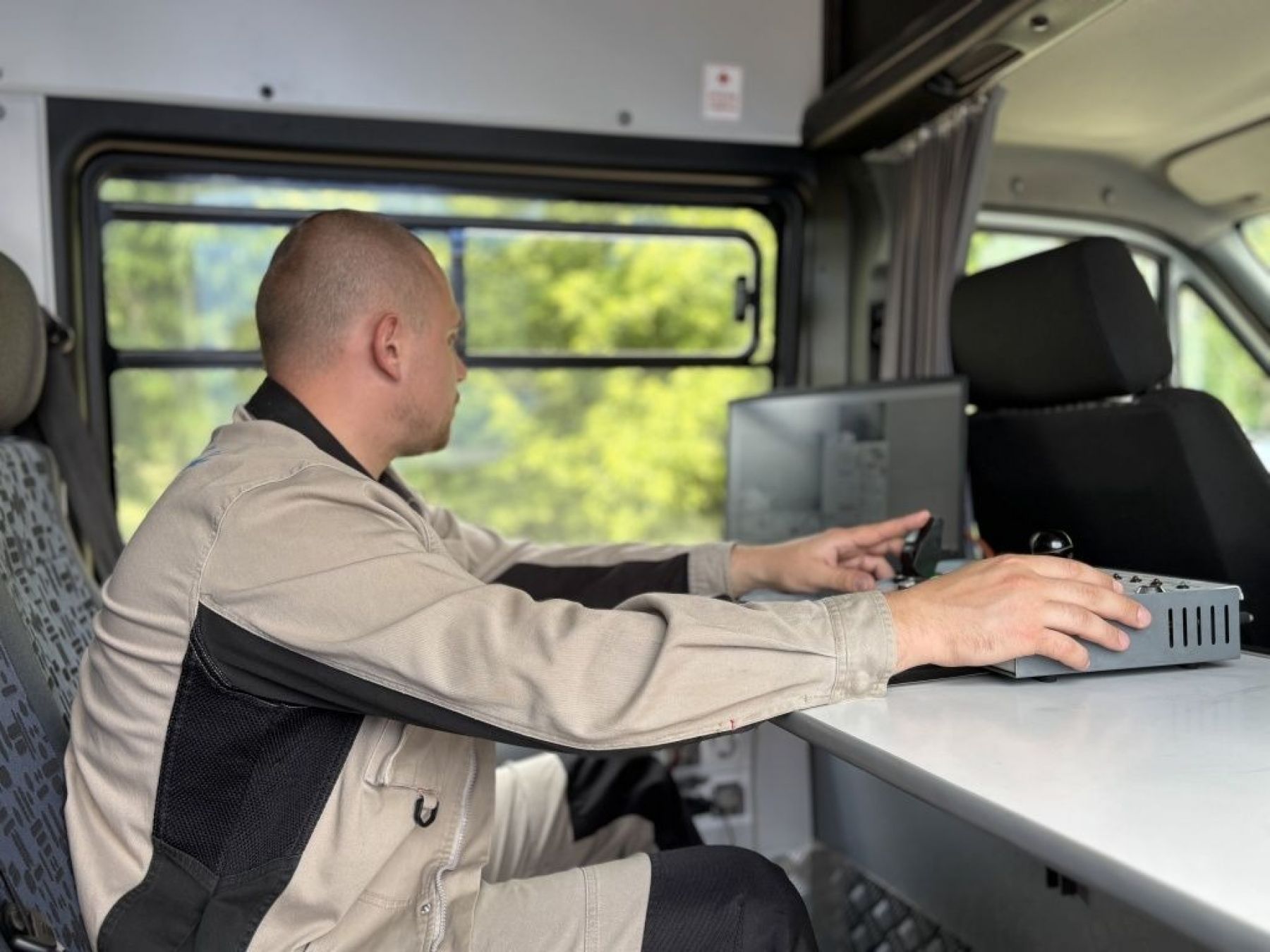 Специалист-диагност управляет роботом при обследовании трубопровода