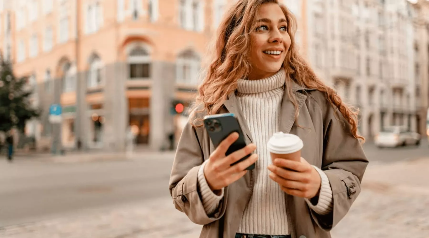 Девушка на улице. Осень. Кофе.