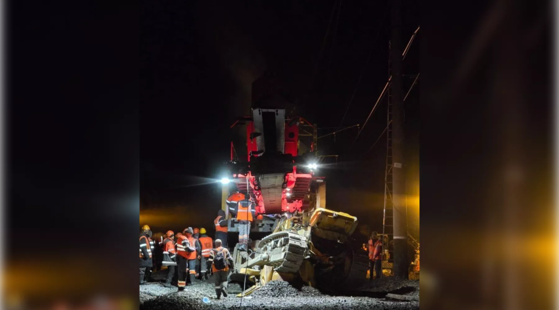 Два человека погибли, еще 12 пострадали при сходе вагонов в Амурской области