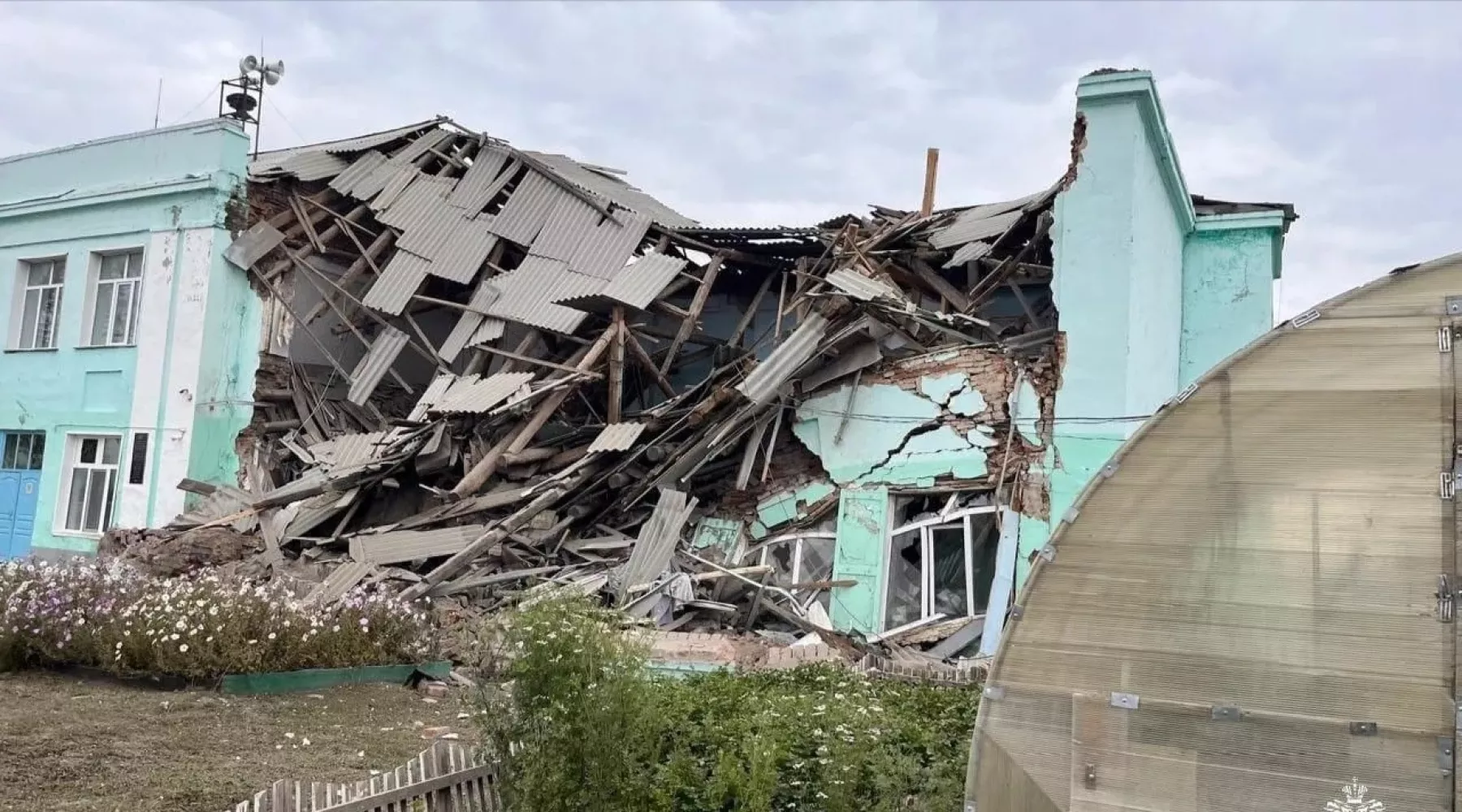 Часть здания школы обрушилась в Новосибирской области