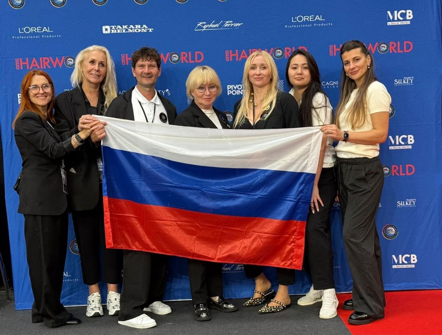 Мастер парикмахерского искусства из Алтайского края получила медаль в Париже