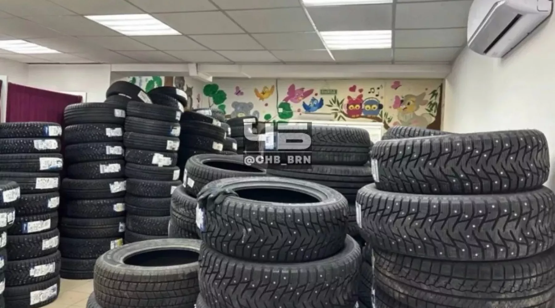 В Барнауле пункт выдачи заказов Wildberries «завалило» до потолка шинами