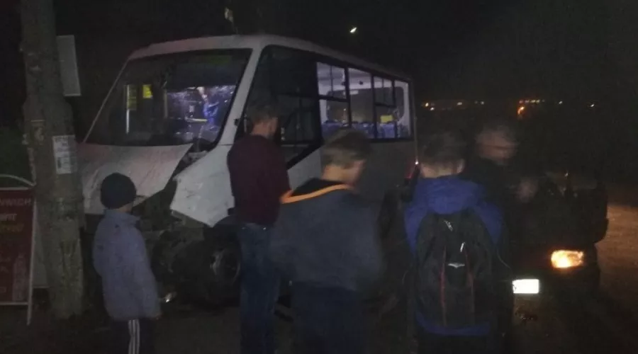 Страшный удар: маршрутка попала в аварию на перекрестке Пугачева-Ленинградская