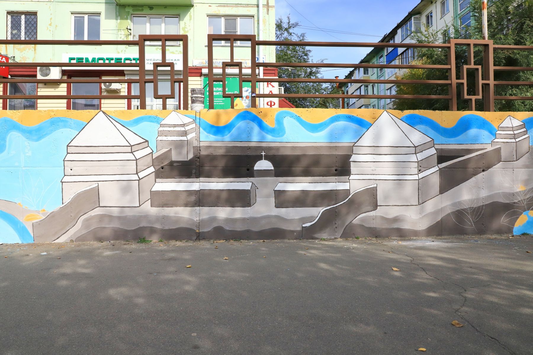 Изображение бийской крепости на подпорной стене на Коммунарском