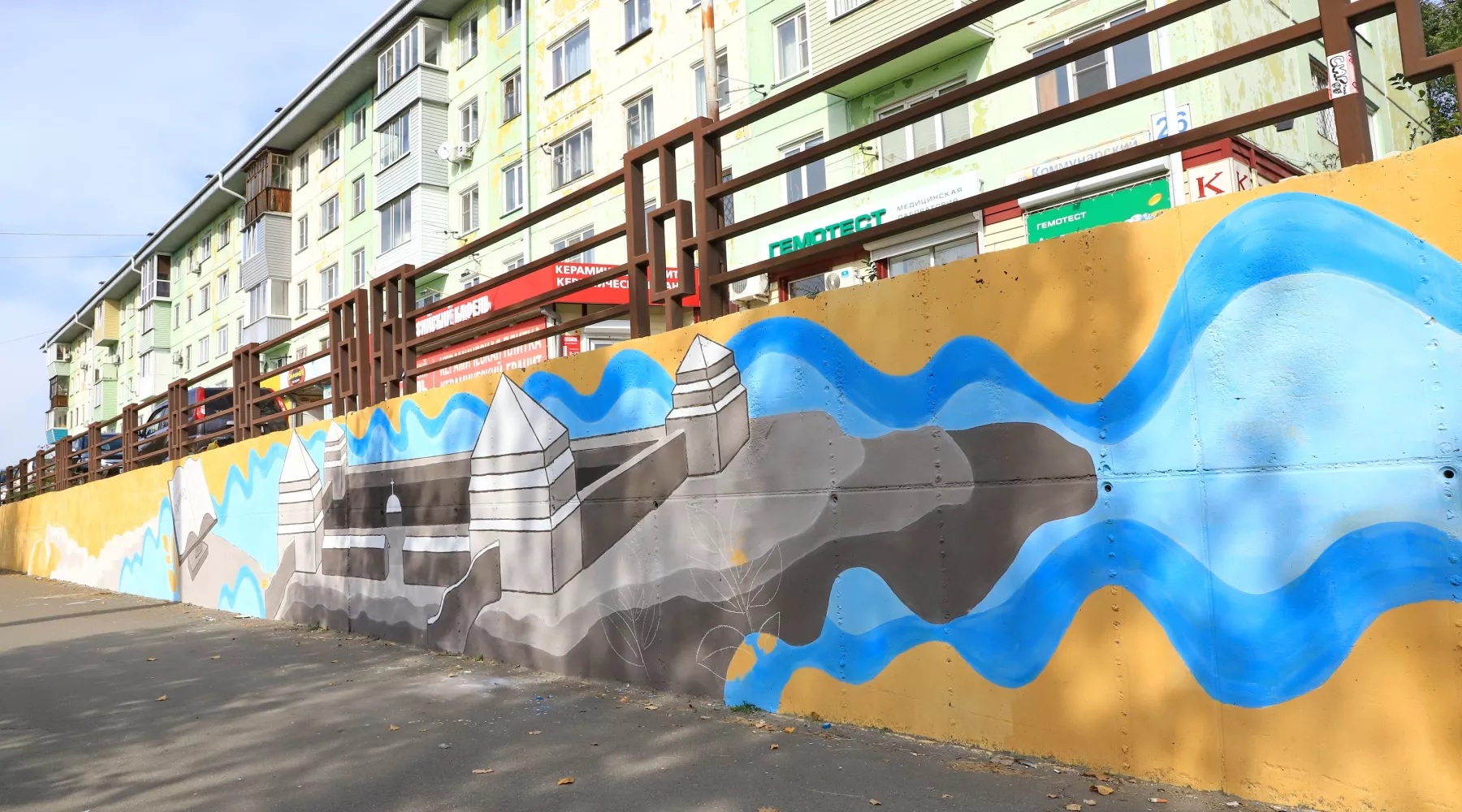 В Бийске расписывают подпорную стену на Коммунарском