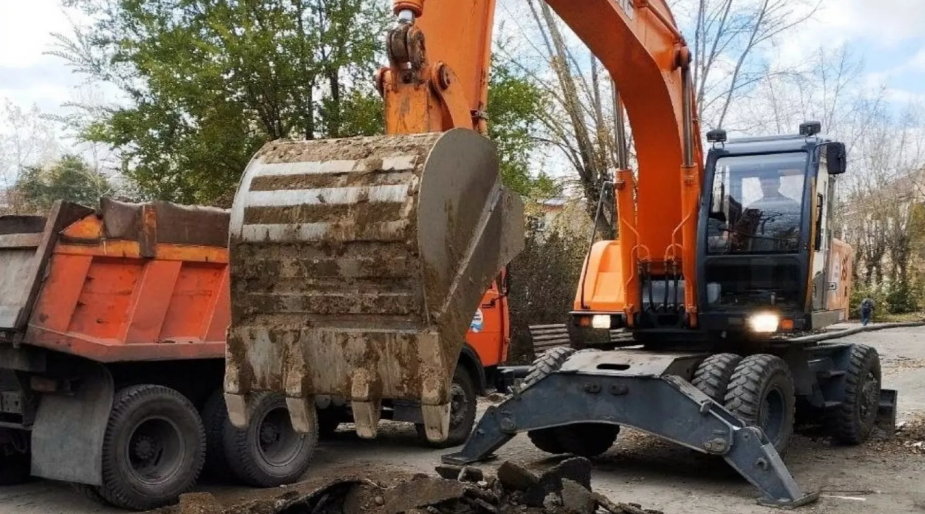 Экскаватор. Работы на водозаборе
