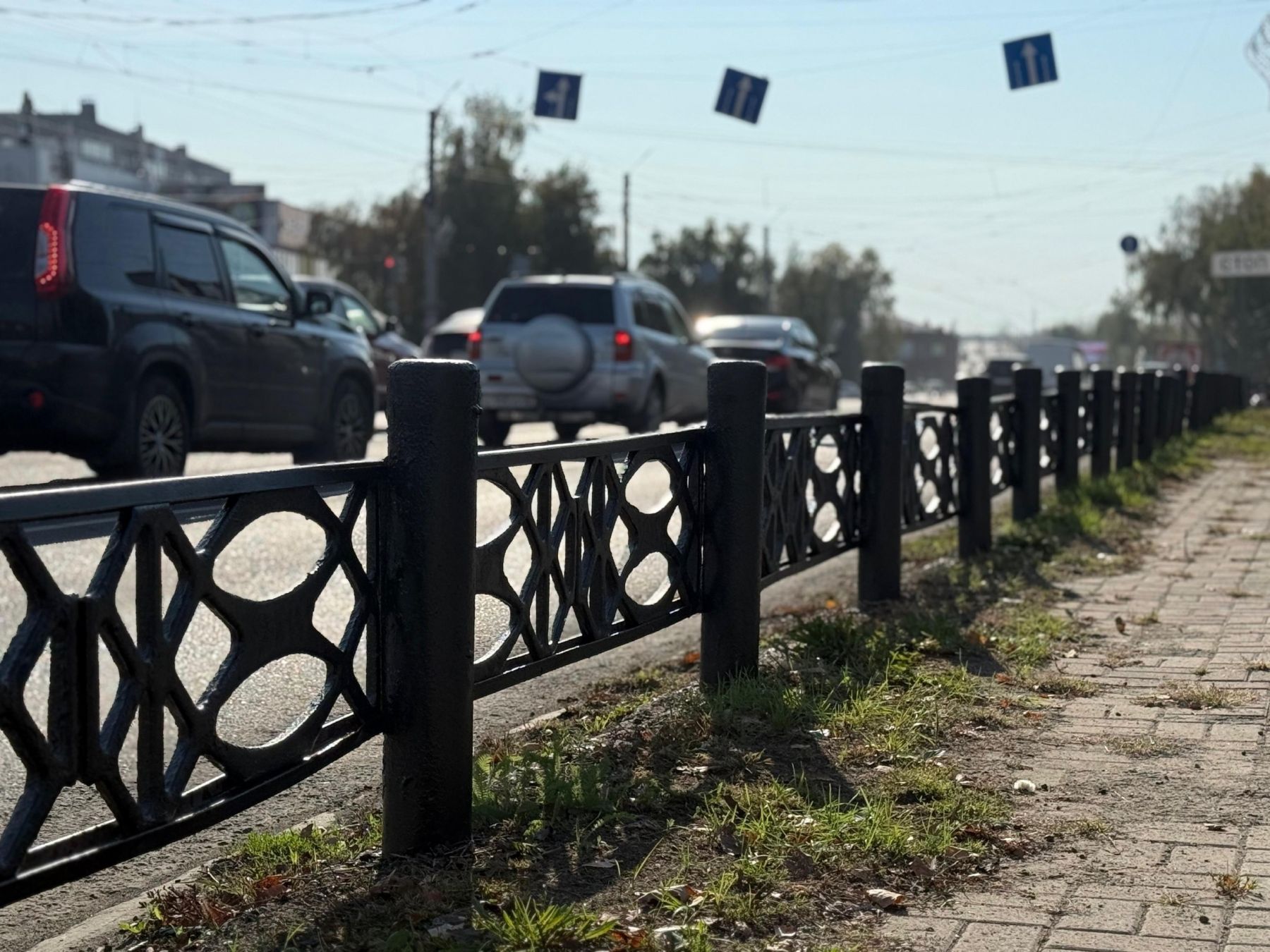 В Бийске восстановили ограждение вдоль гостевого маршрута